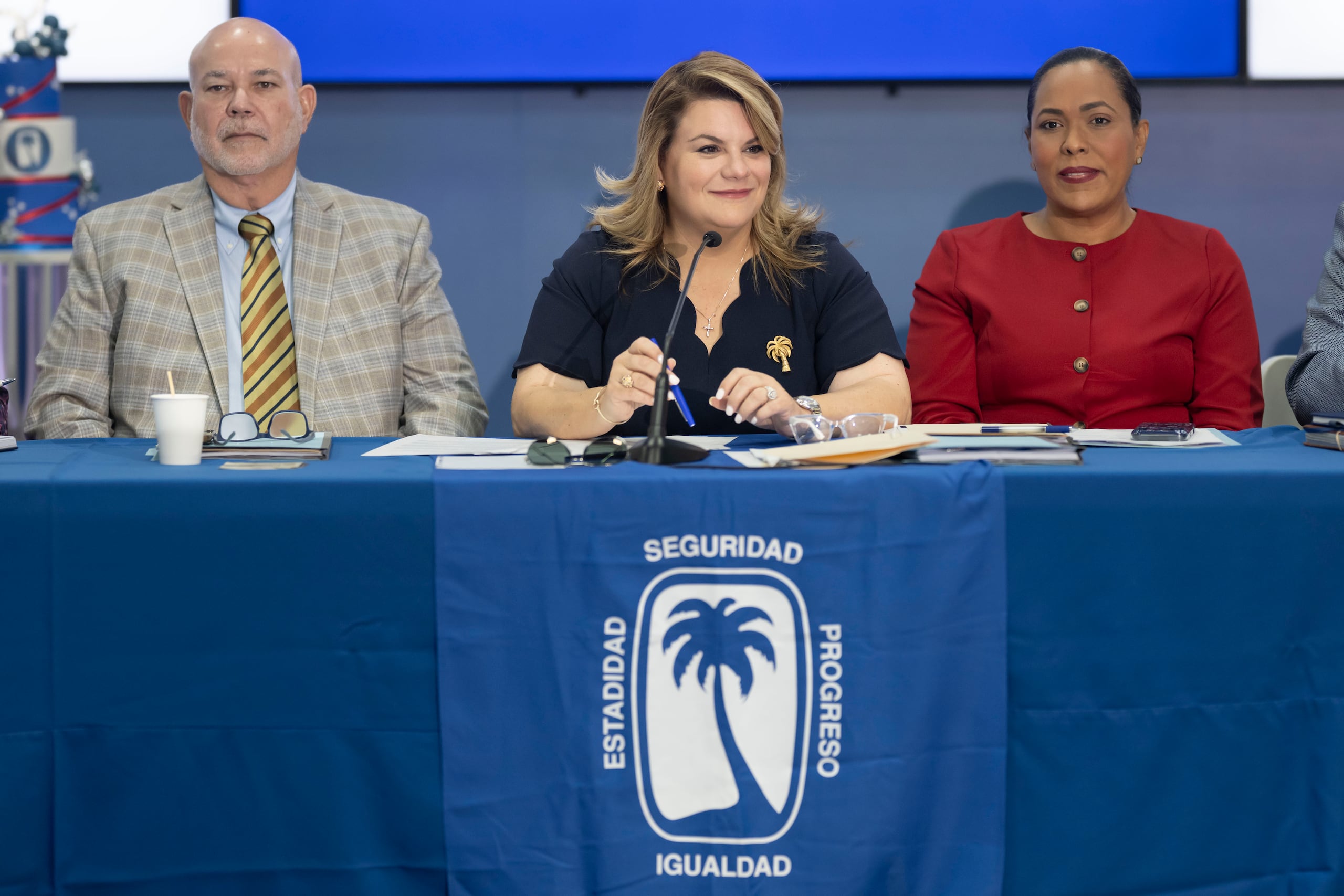 La gobernadora y presidenta del Partido Nuevo Progresista (PNP), Jenniffer González, junto a los otros dos vicepresidentes del PNP, Carlos Johnny Méndez y Rosachely Rivera. FOTO POR: Carlos Rivera Giusti/GFR Media