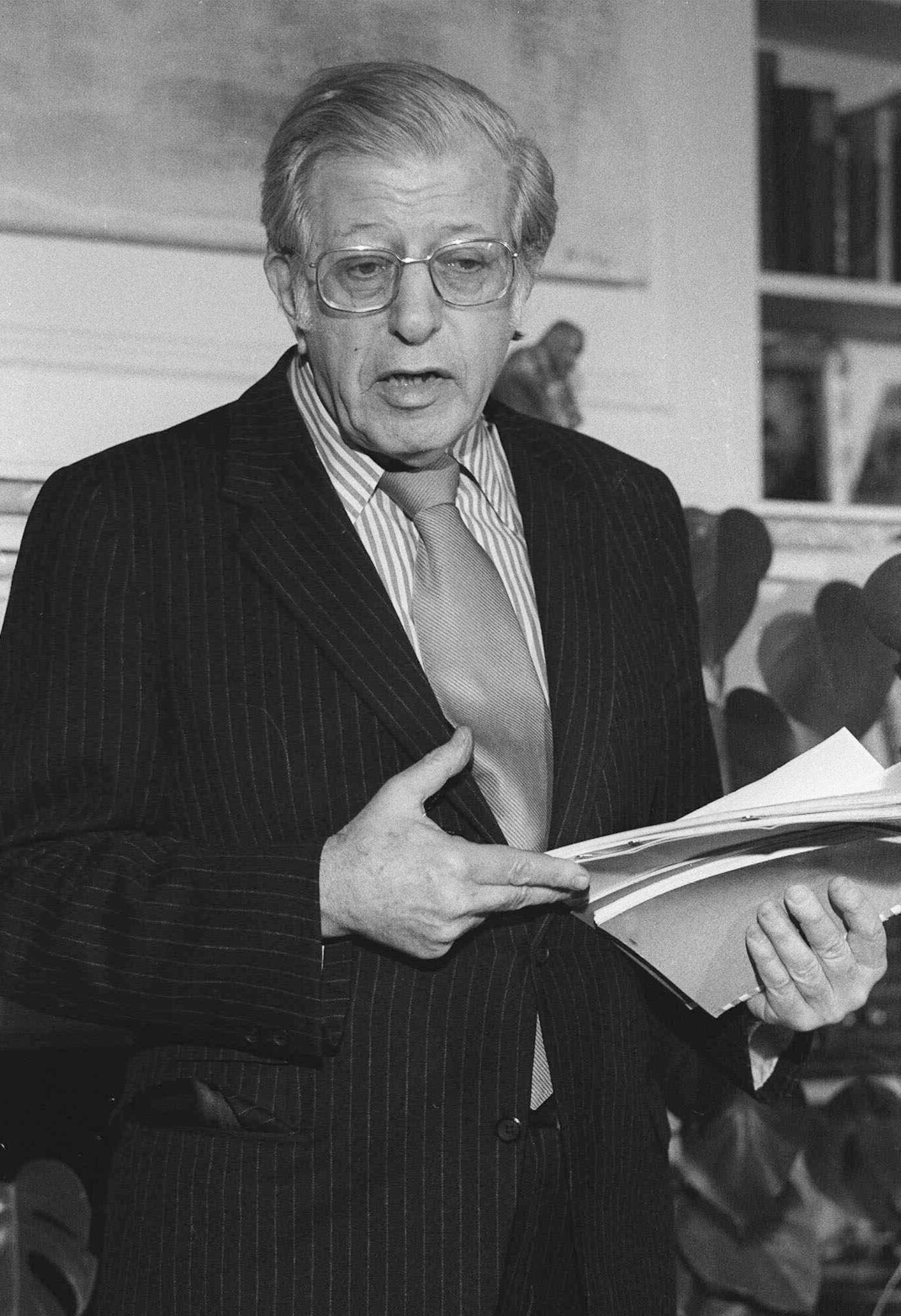 El arbitrador Peter Seitz habla en conferencia de prensa tras darle estatus de agente libre a los lanzadores Andy Messersmith y Dave McNally al declarar nulas las cláusulas de reserva de sus contratos, el 23 de diciembre de 1975.