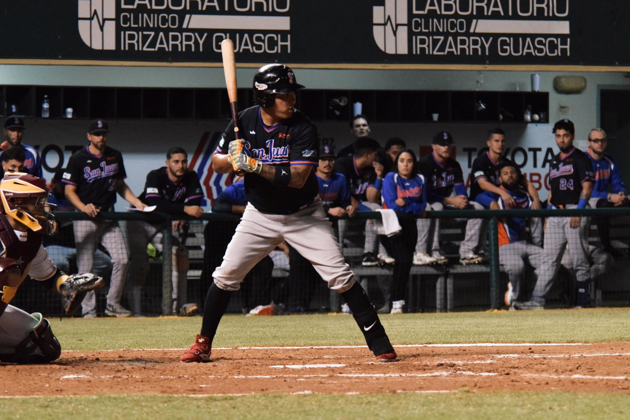 Rubén Tejada, de los Senadores de San Juan, durante un turno al bate en el segundo juego de la final de la LBPRC contra los Indios de Mayagüez.