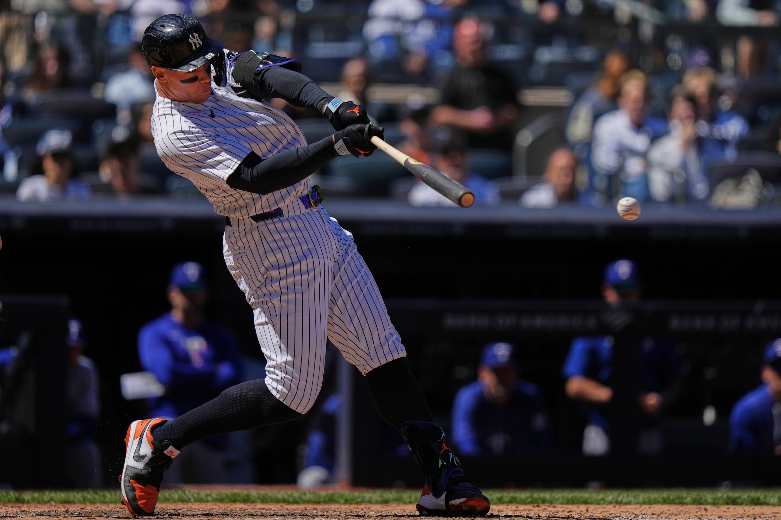 Aaron Judge, de los Yankees de Nueva York, conecta un sencillo remolcador ante los Rangers de Texas.