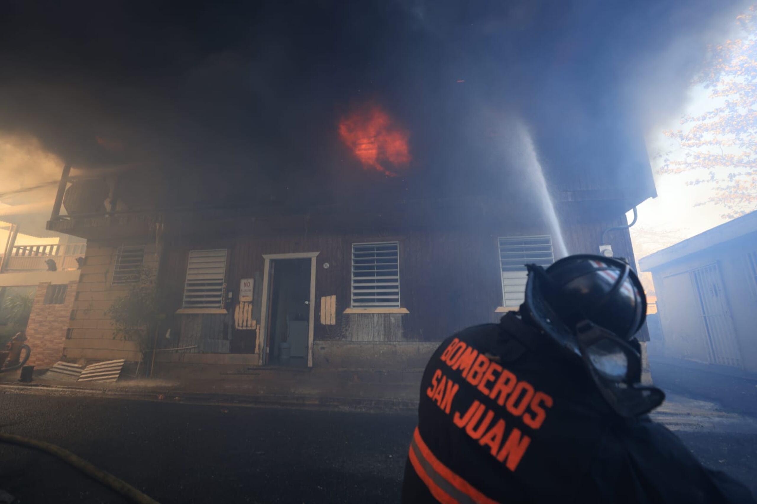 Bomberos atienden fuego que consumió varias casas en Santurce.