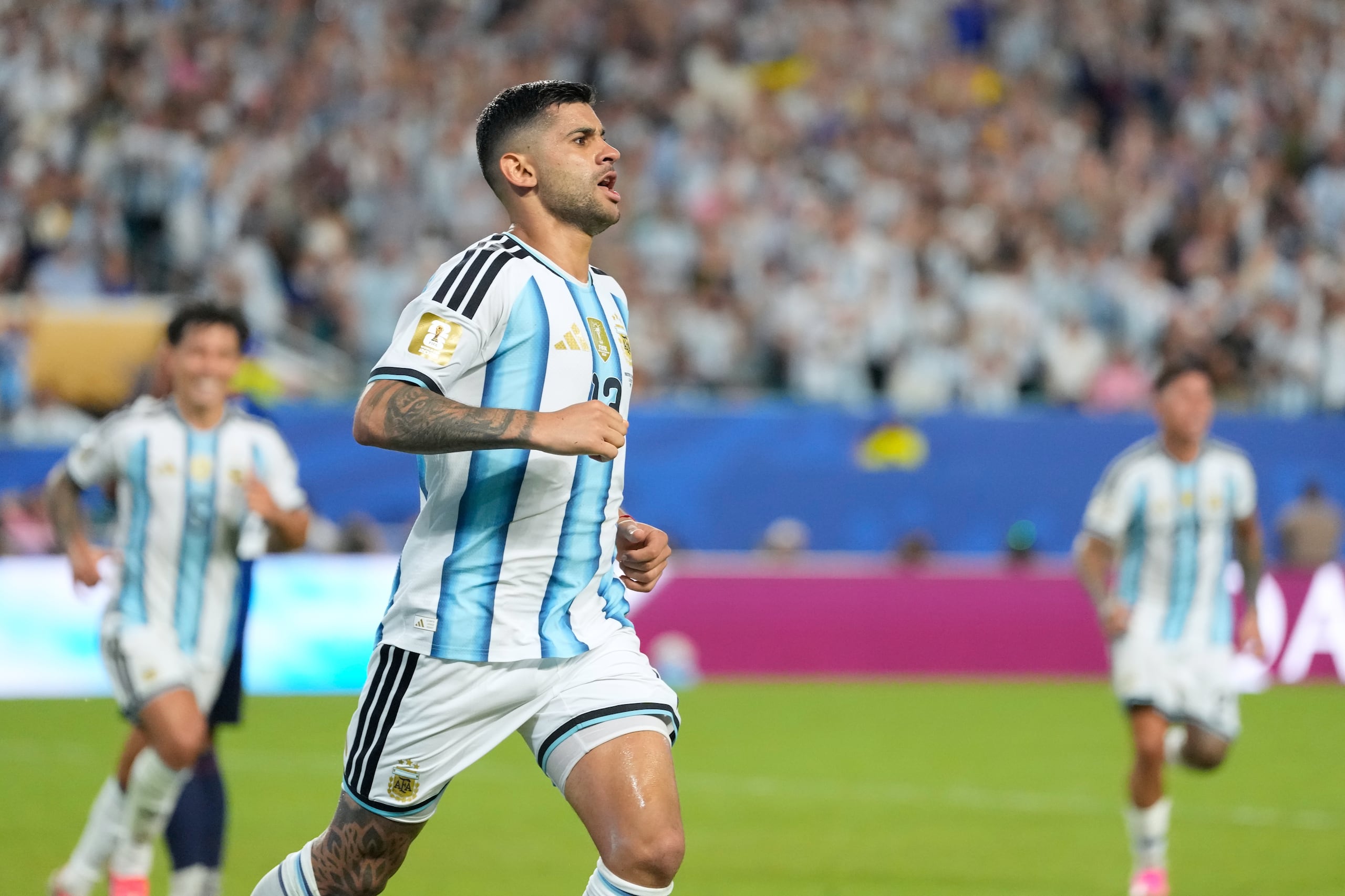 El zaguero argentino Cristian Romero celebra tras el autogol de Diney Borges de Cabo Verde en el partido de 16vos de final del Mundial, el viernes 3 de julio de 2026, en Miami Gardens, Florida. (AP Foto/Rebecca Blackwell)