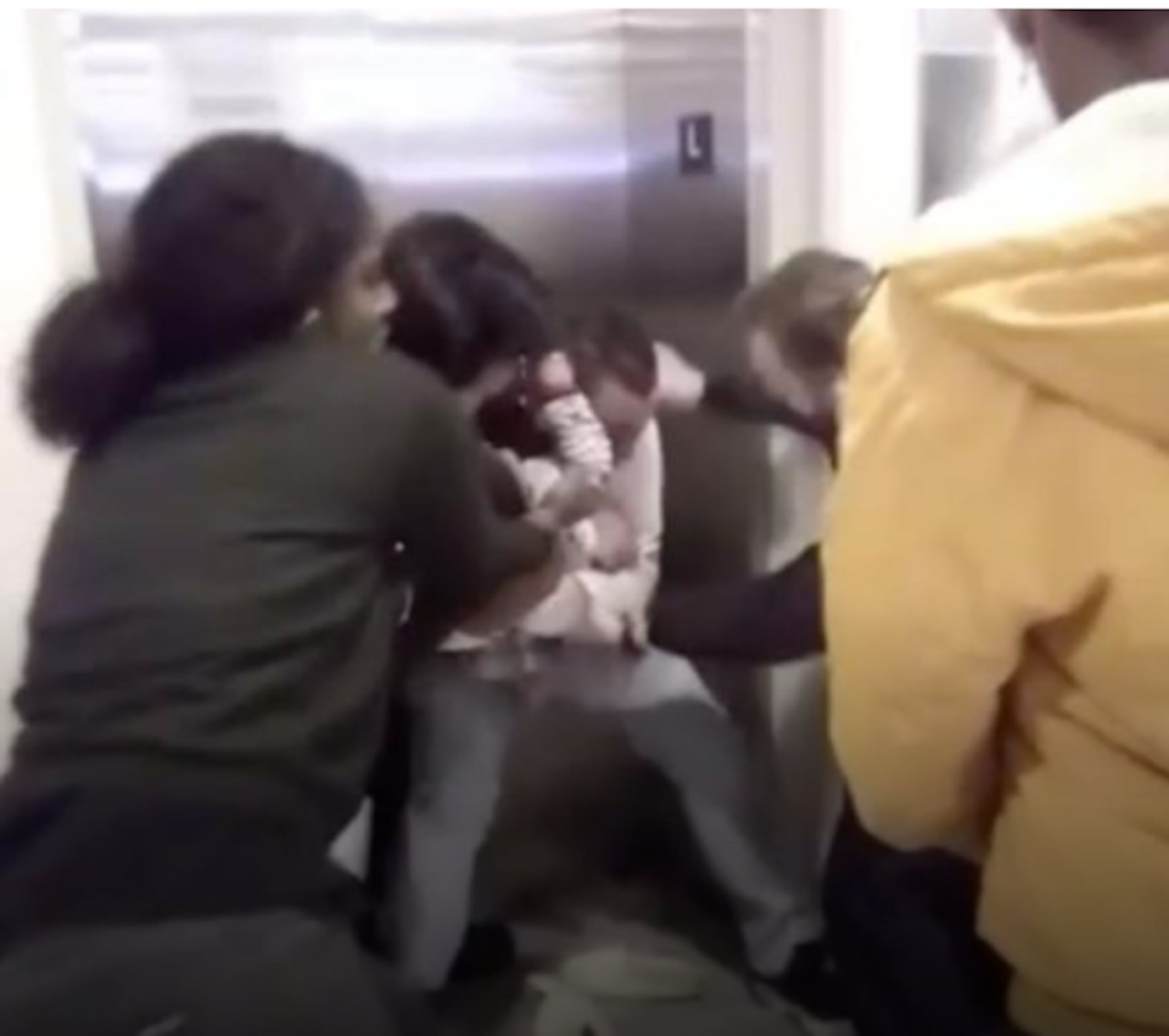 La Policía sostiene que le hicieron múltiples advertencias a Cordero para que entregara al menor a otra persona, pero el hombre no lo hizo.