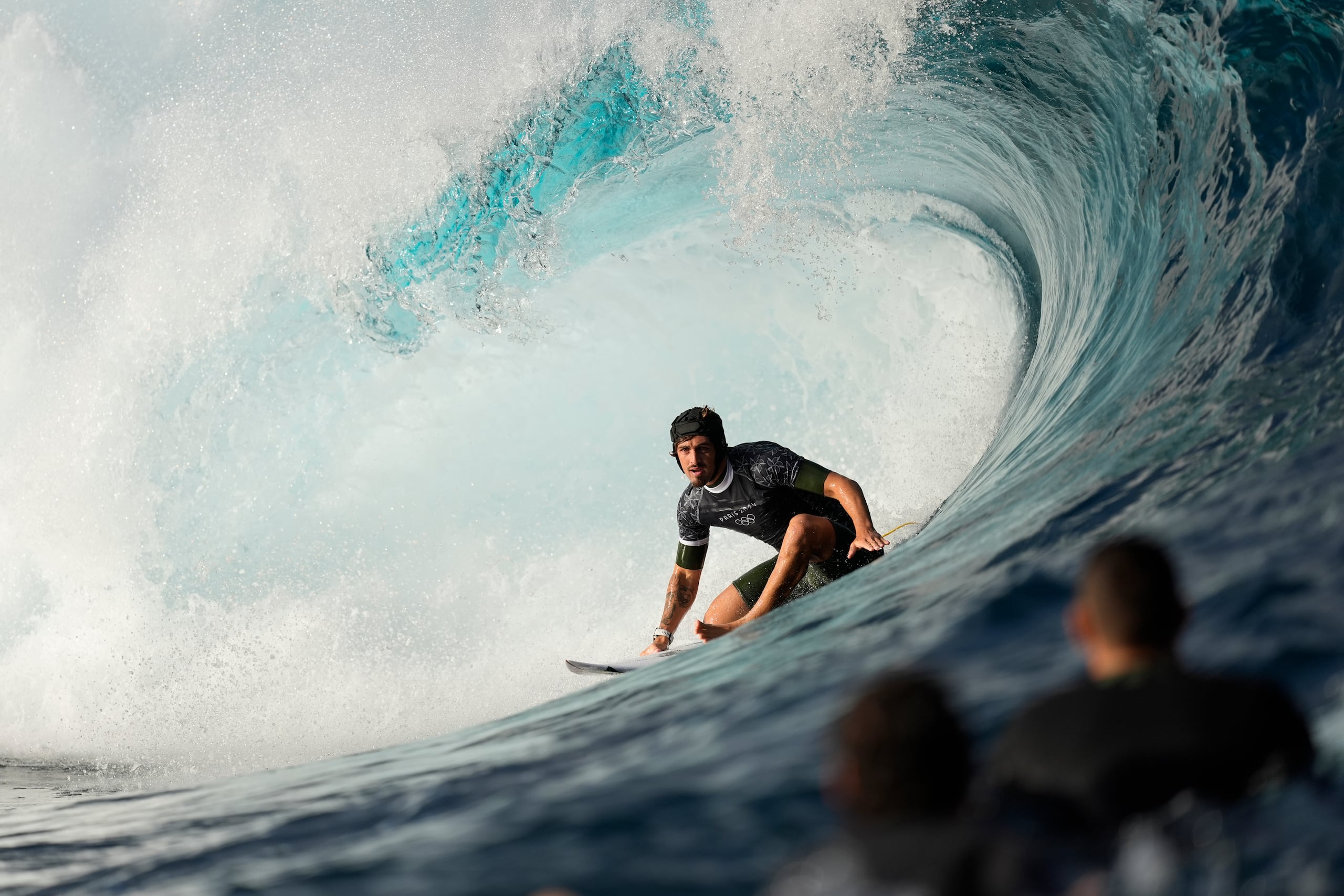 El brasileño Joao Chianca surfea durante una sesión de entrenamiento antes del inicio de las competencias de los Juegos Olímpicos 2024 en Teahupo'o, Tahiti el martes 23 de julio del 2024. (AP Foto/Gregory Bull)