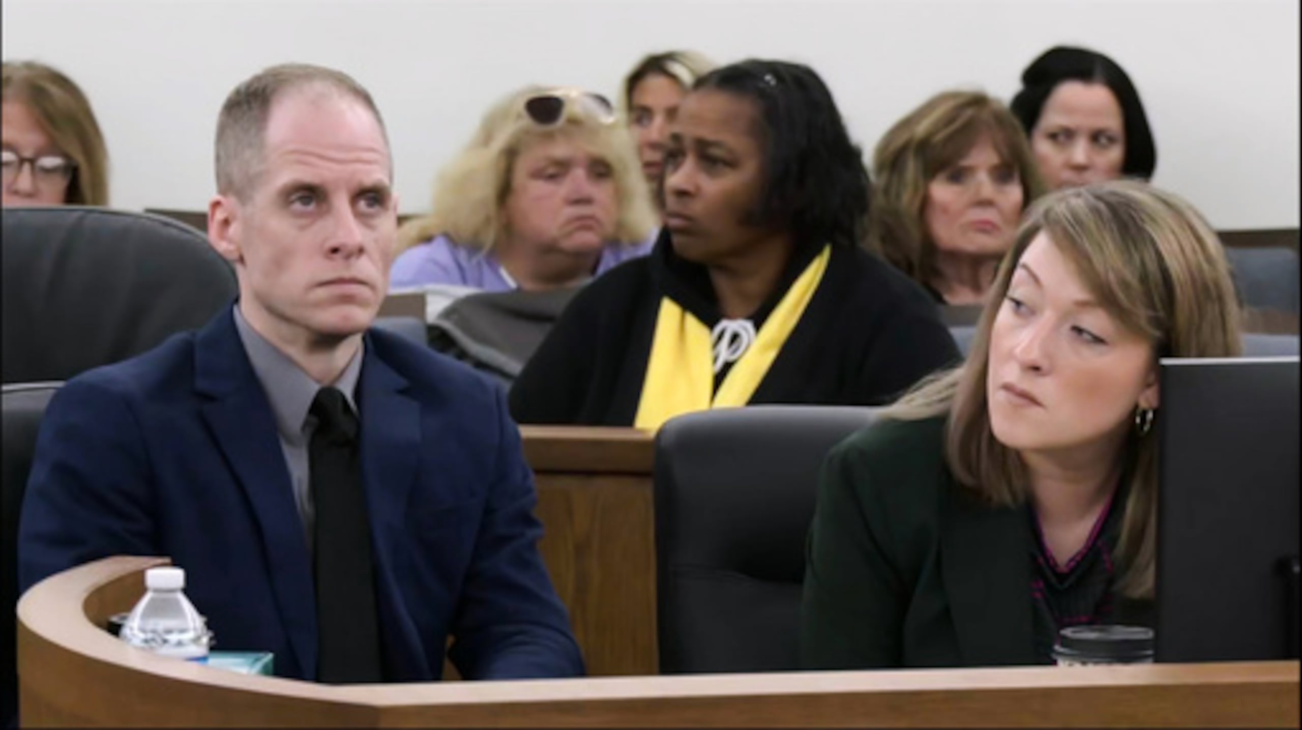 Caleb Flynn, a la izquierda, simuló una invasión a la vivienda en febrero tras dispararle a Ashley Flynn, una maestra y entrenadora de voleibol de 37 años, y luego sostuvo que ella había sido asesinada por un ladrón.