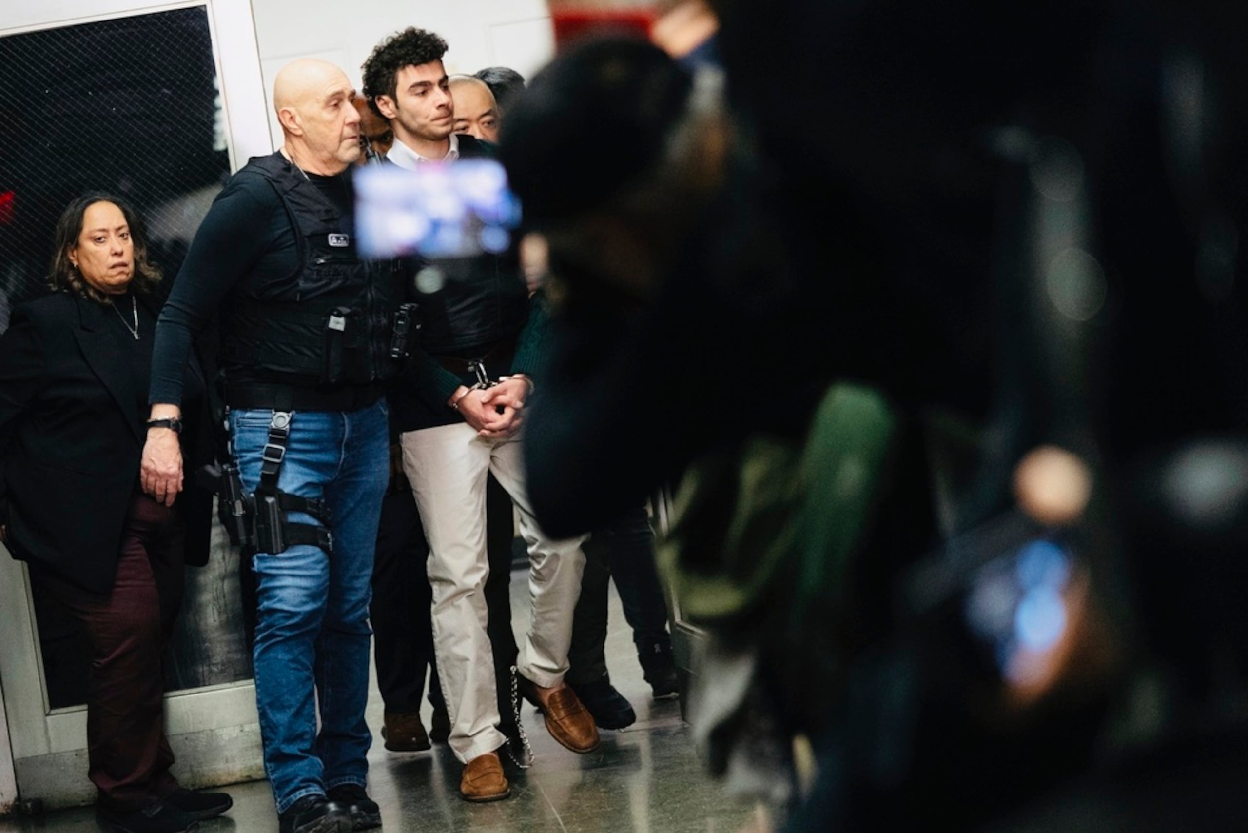 Luigi Mangione, acusado de disparar fatalmente a Brian Thompson, el CEO de UnitedHealthcare, es escoltado al tribunal estatal de Manhattan en Nueva York, el viernes 21 de febrero de 2025.