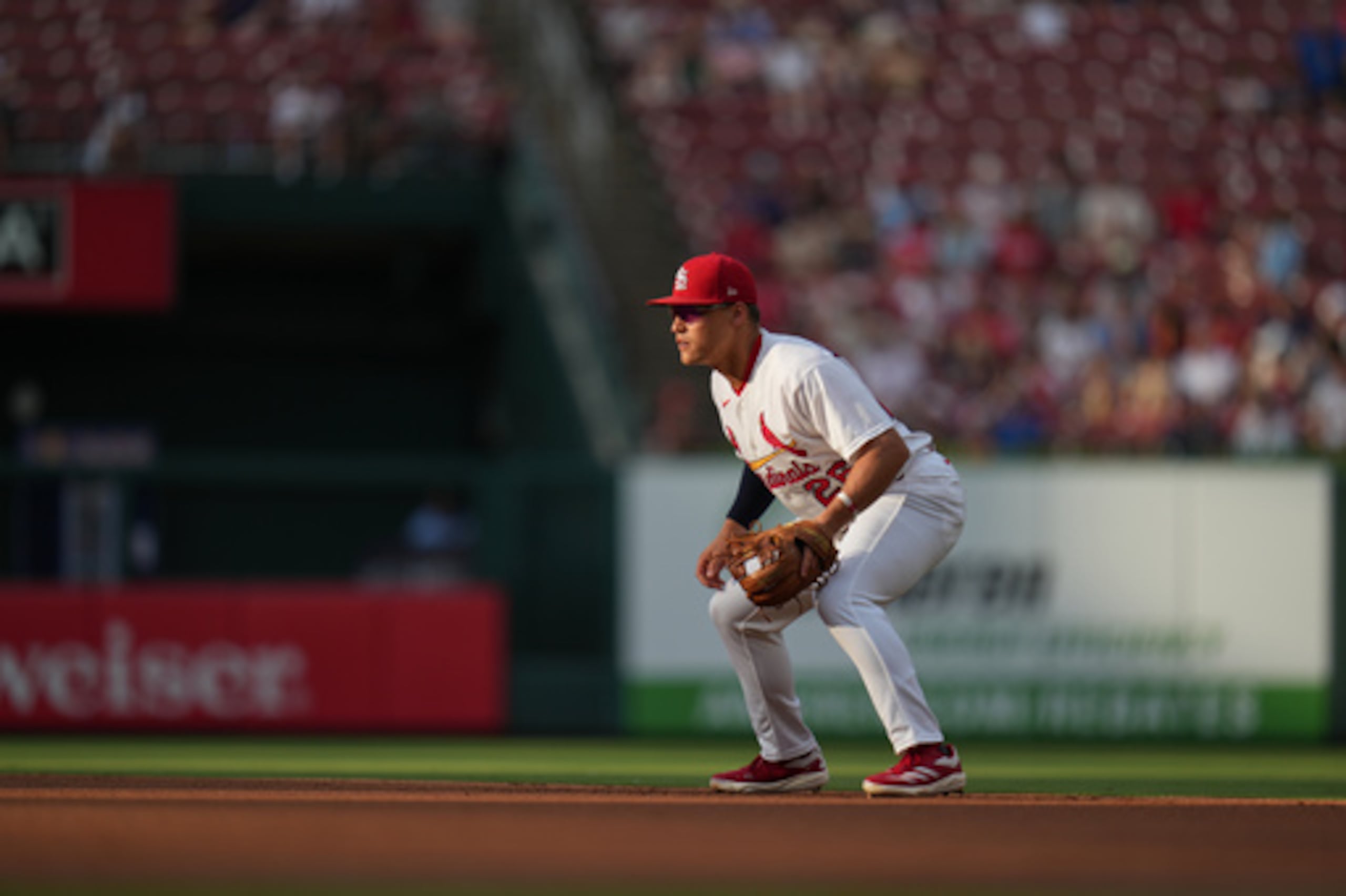 JJ Wetherholt, segunda base de los Cardenales de San Luis, se encuentra en posición defensiva durante la primera entrada del partido de béisbol de las Grandes Ligas contra los Cerveceros de Milwaukee, el lunes 6 de julio de 2026, en San Luis. (Foto AP/Jeff Roberson)