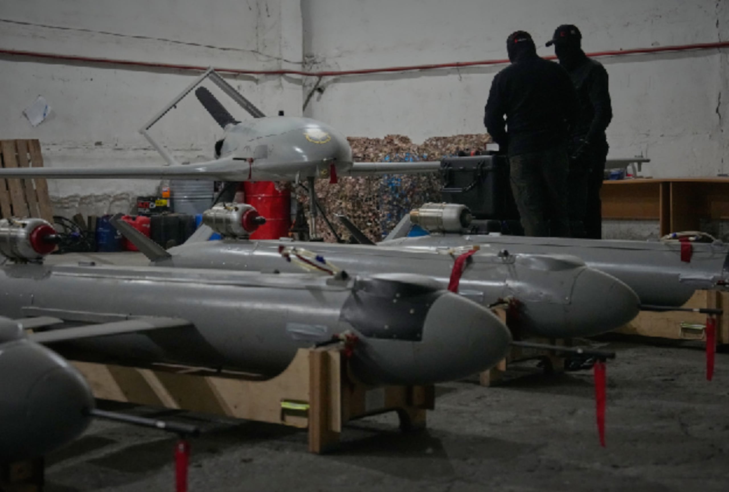 Soldados de la inteligencia de defensa ucraniana preparan drones contra Rusia en un lugar no revelado de Ucrania, la noche del jueves 28 de mayo de 2026. (AP Foto/Efrem Lukatsky)