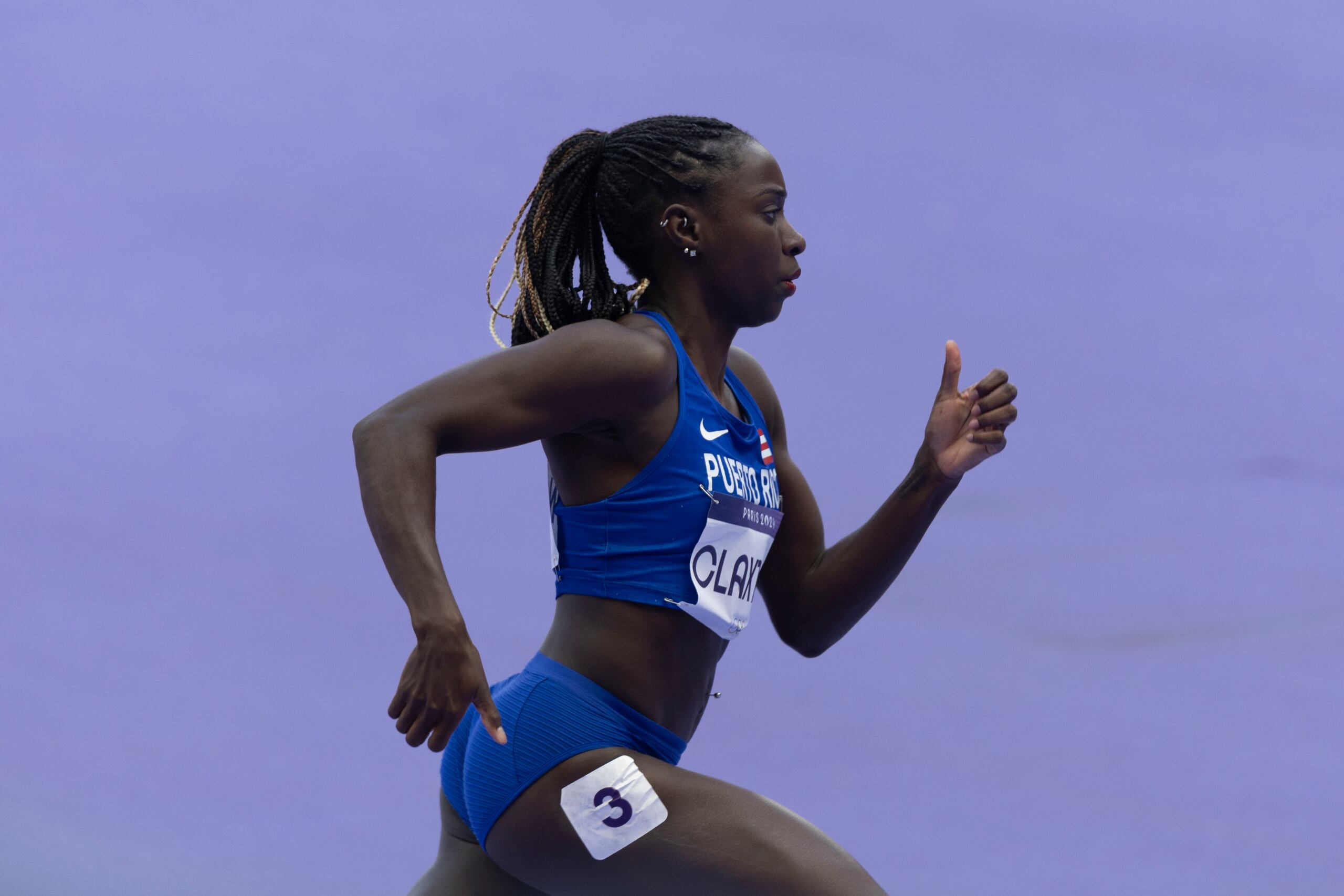 La carolinense Grace Claxton corrió en el Mundial Bajo Techo 2024.