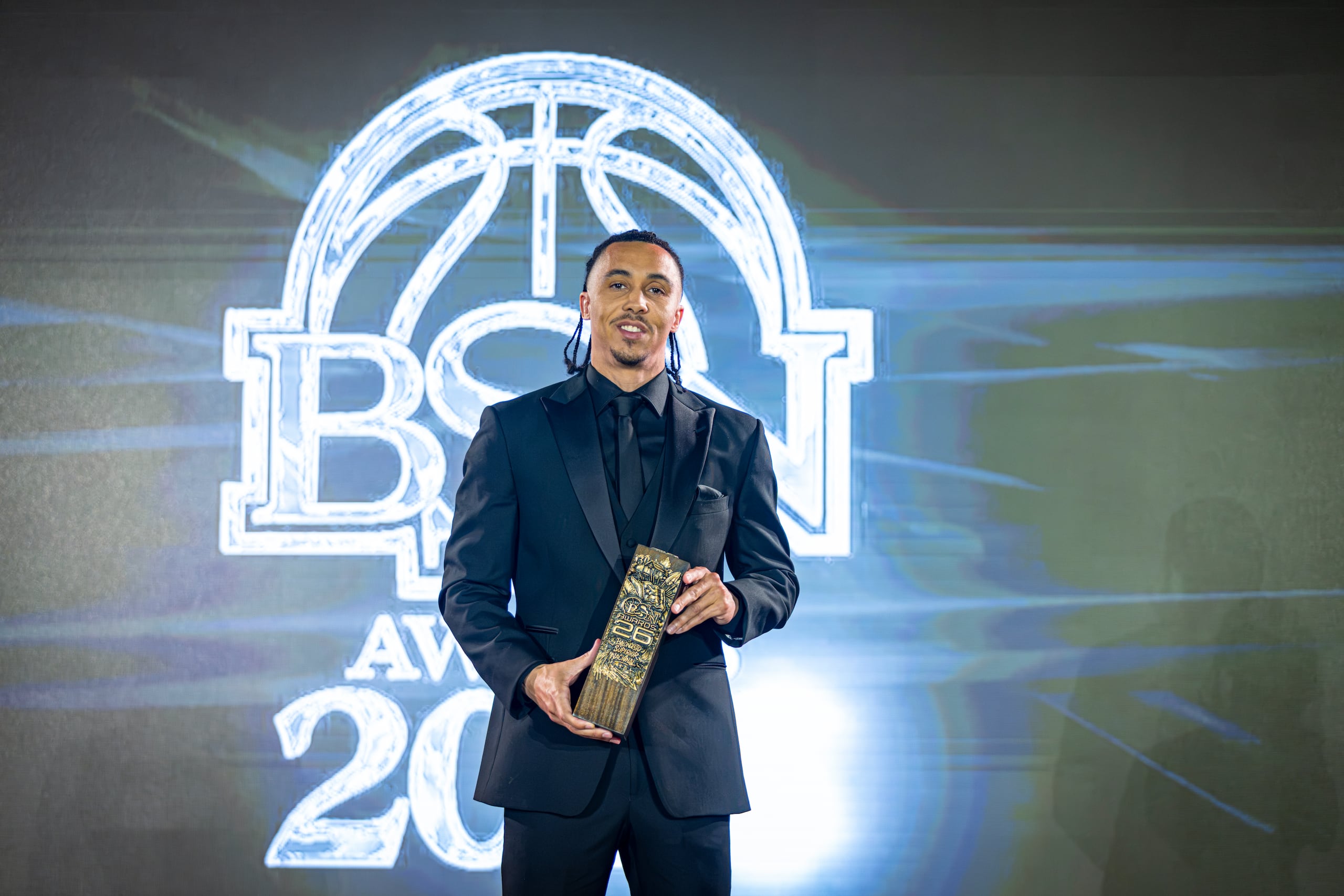 Travis Trice posa con su segundo trofeo de Jugador Más Valioso del BSN.