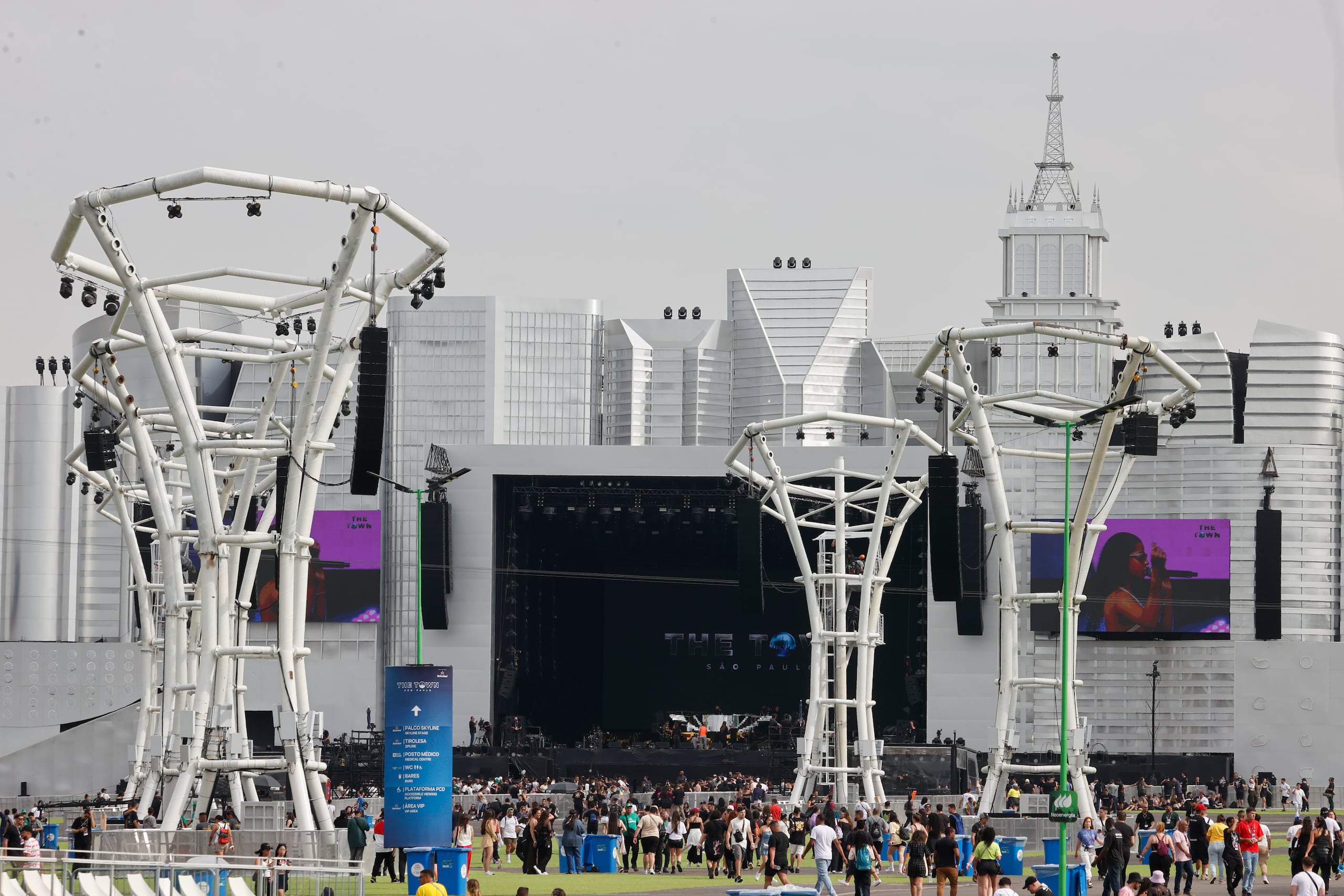Aficionados asisten a la primera edición del festival de música 'The Town', en Sao Paulo, Brasil.