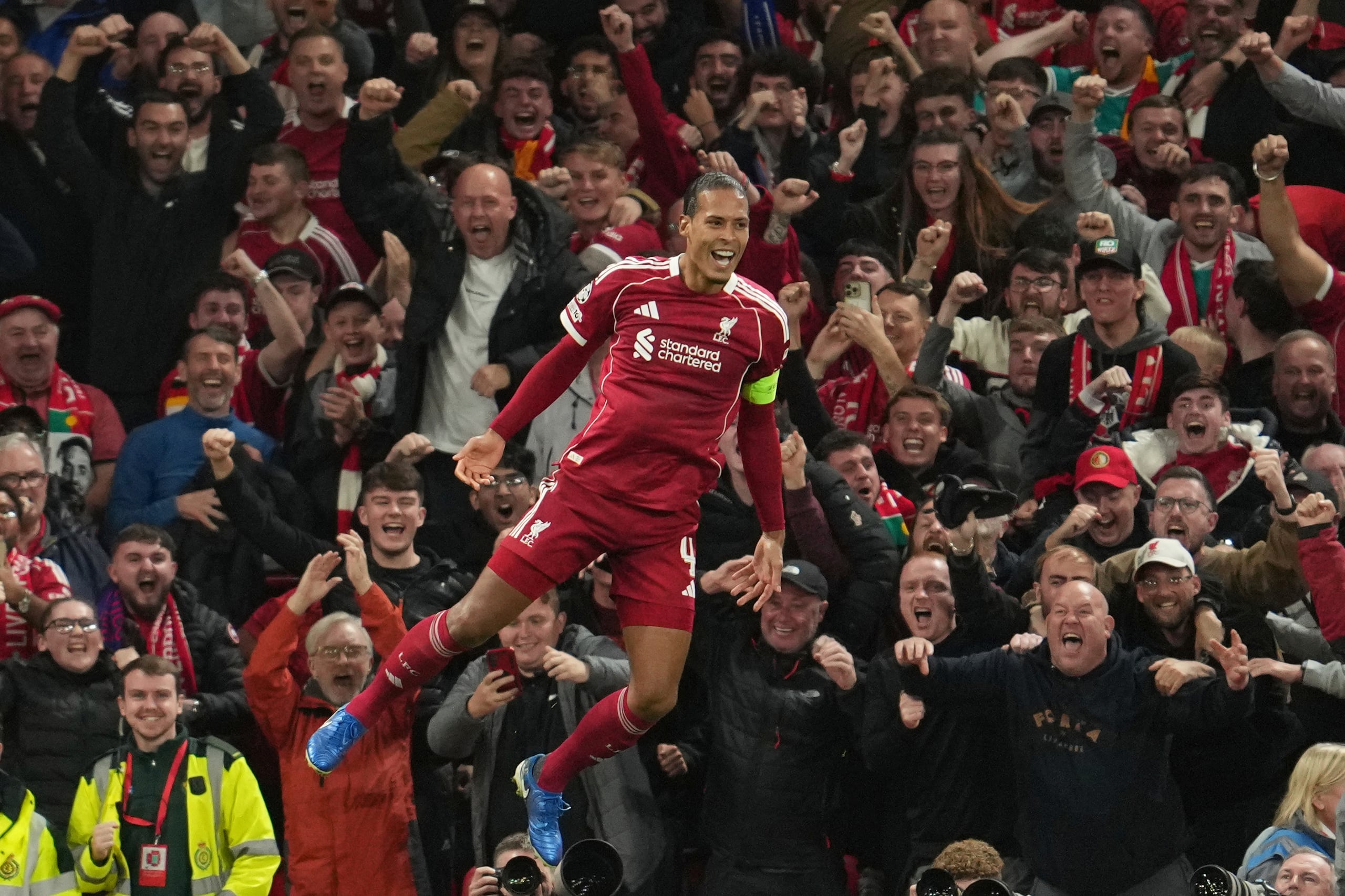 Virgil van Dijk, del Liverpool, celebra tras anotar el tercer gol de su equipo durante un partido de la fase de grupos de la Champions League contra el Atlético de Madrid.