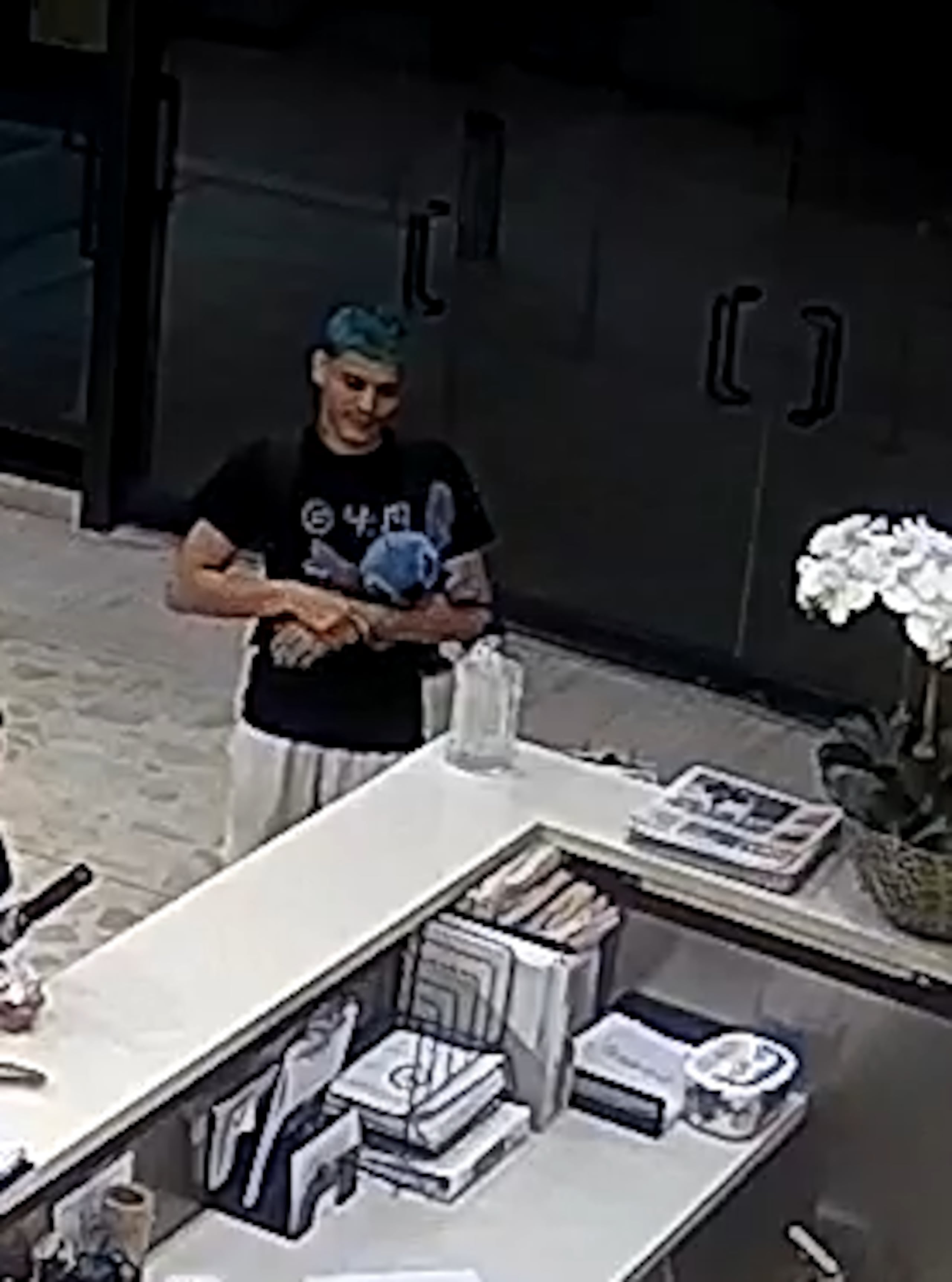 El CIC de San Juan solicitó información que conduzca a la identificación y arresto del sospechoso de robarle dinero a una sexagenaria en Hato Rey.