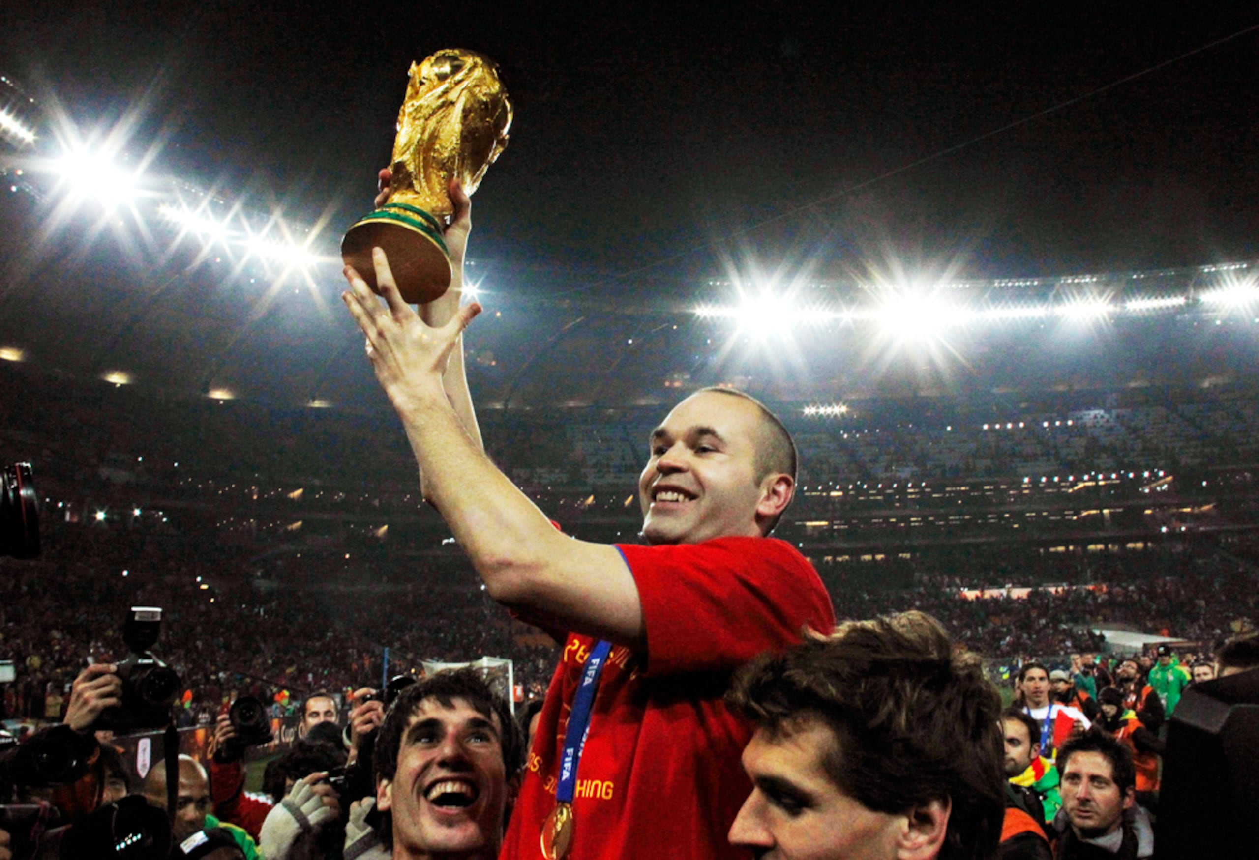 Andrés Iniesta, de España, levanta el trofeo de la Copa del Mundo tras la final del Mundial de fútbol entre los Países Bajos y España en Soccer City, Johannesburgo, Sudáfrica, el 11 de julio de 2010.