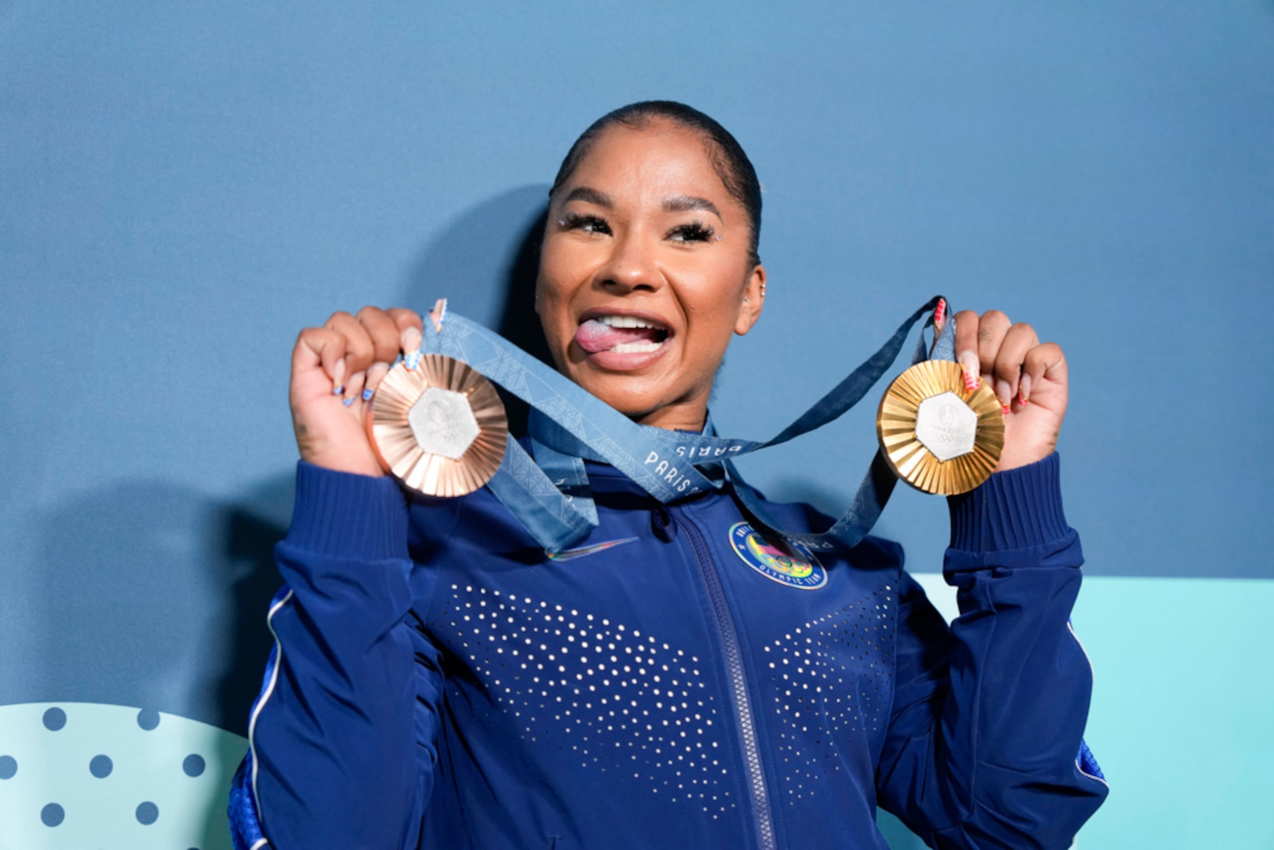 La gimnasta estadounidense Jordan Chiles sostiene sus medallas tras las finales por aparatos en los Juegos Olímpicos de París, el 5 de agosto de 2024.