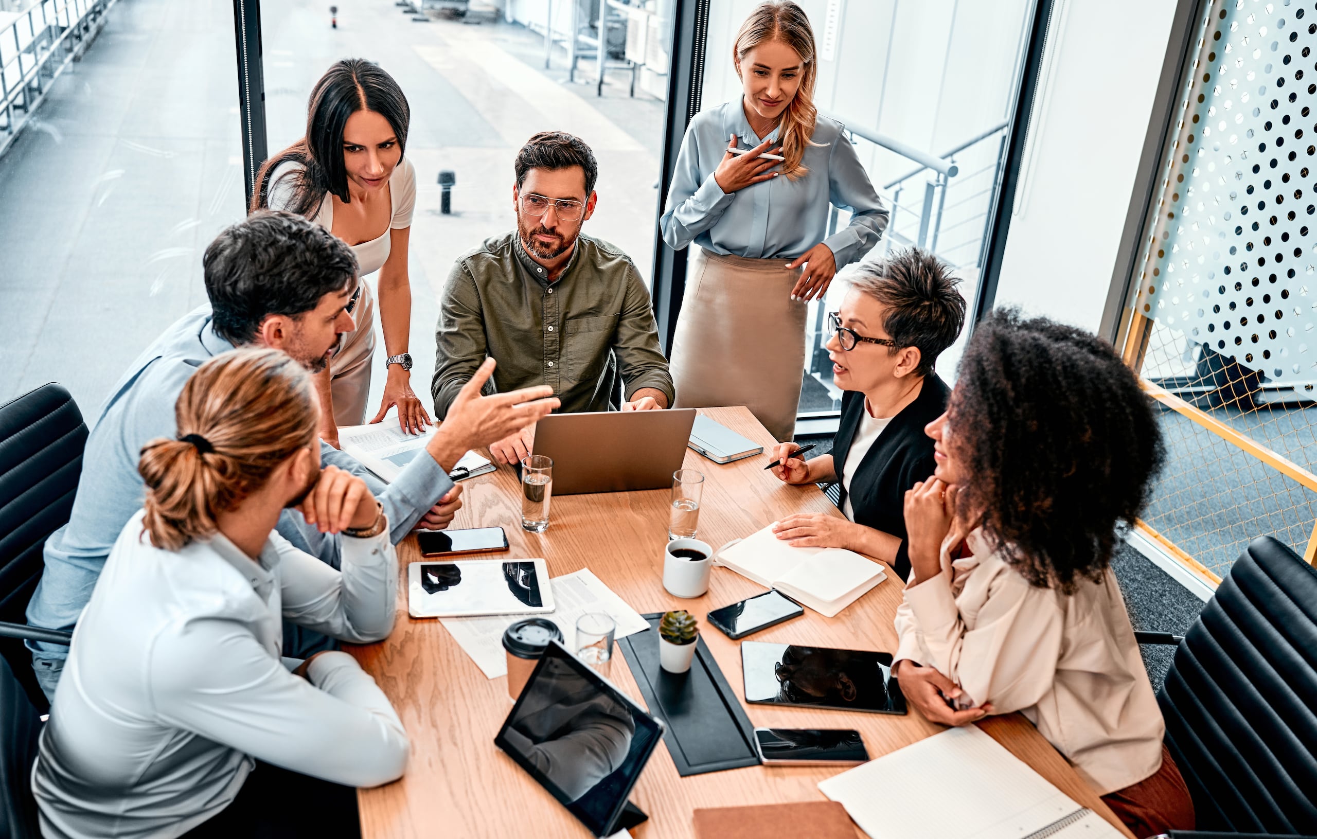 La relación entre un vendedor y un cliente prospecto se fortalece al entablar una conexión que parta de la capacidad de escuchar y analizar las necesidades de ese cliente.