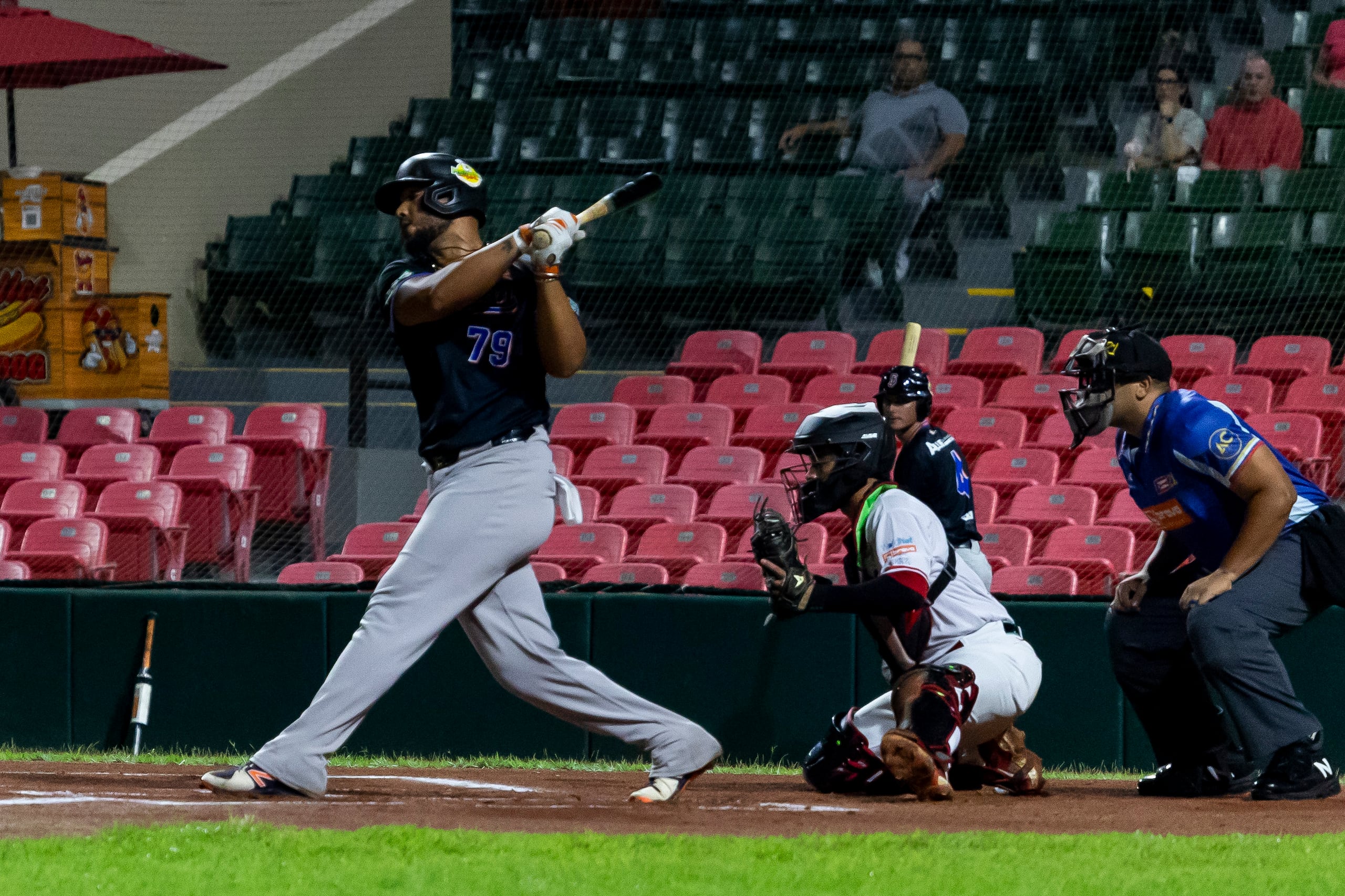 José Abreu lleva cuatro cuadrangulares en los primeros seis juegos de los Senadores.