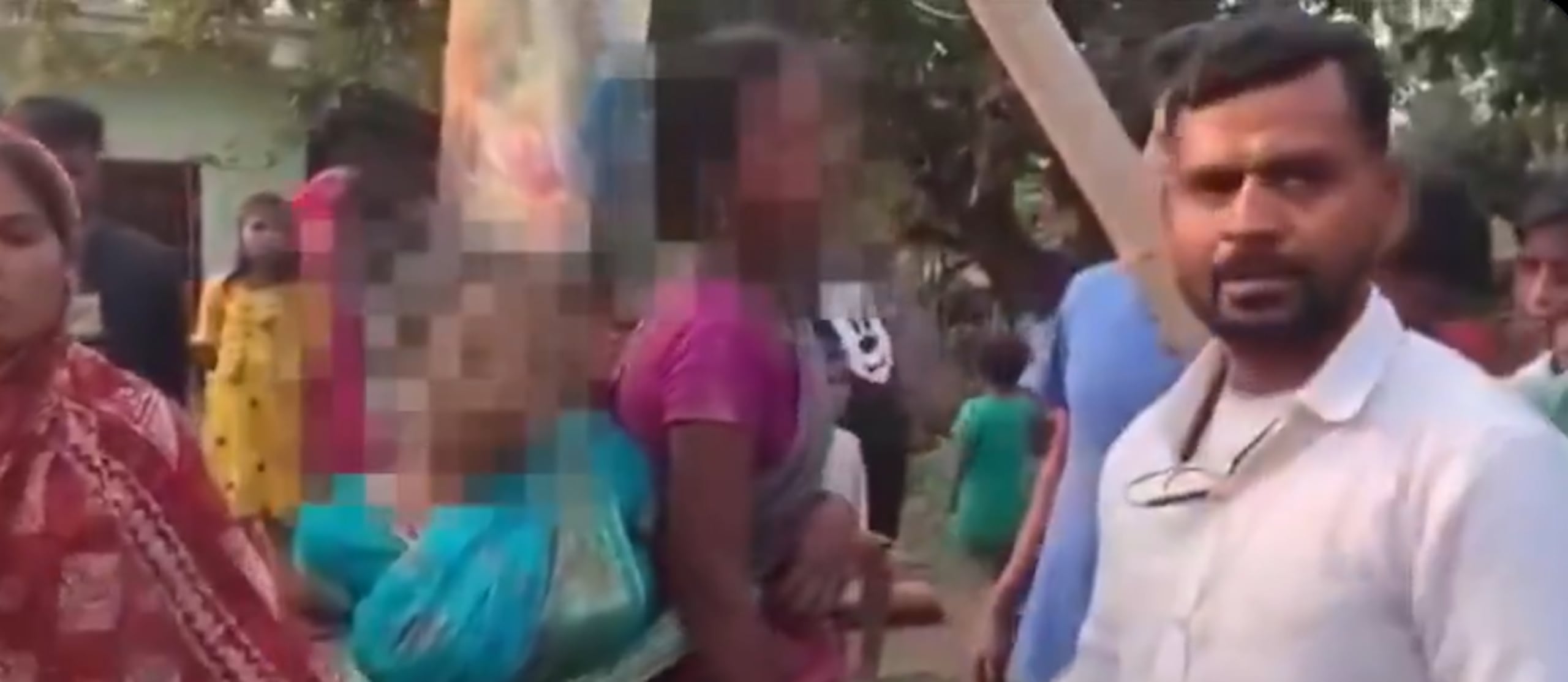 Mujeres son agredidas públicamente en India