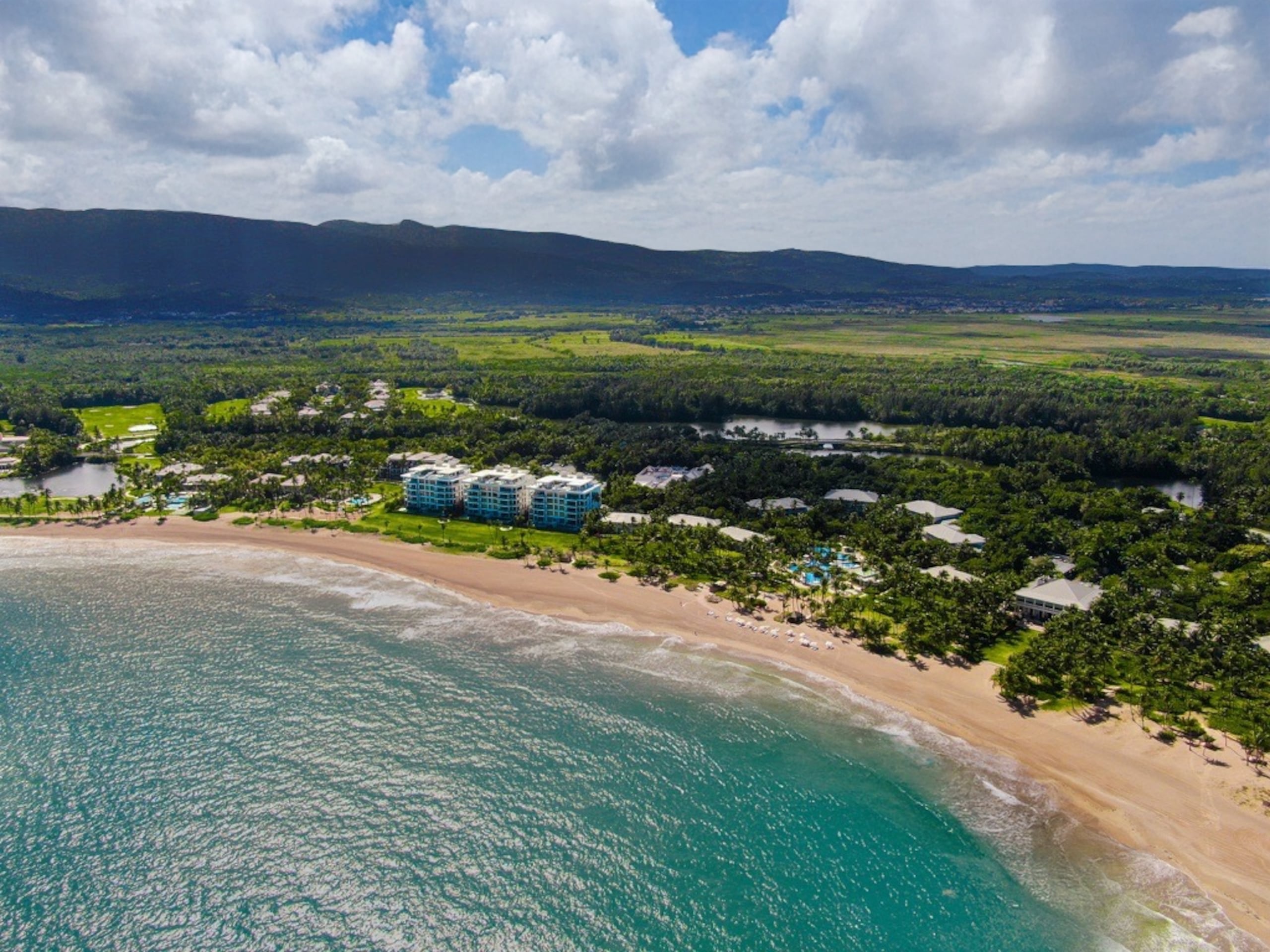 a alianza entre Paulson Puerto Rico y Four Seasons Resort Private Residences Puerto Rico presenta un desarrollo de ultralujo ubicado en Bahía Beach, en
Río Grande.