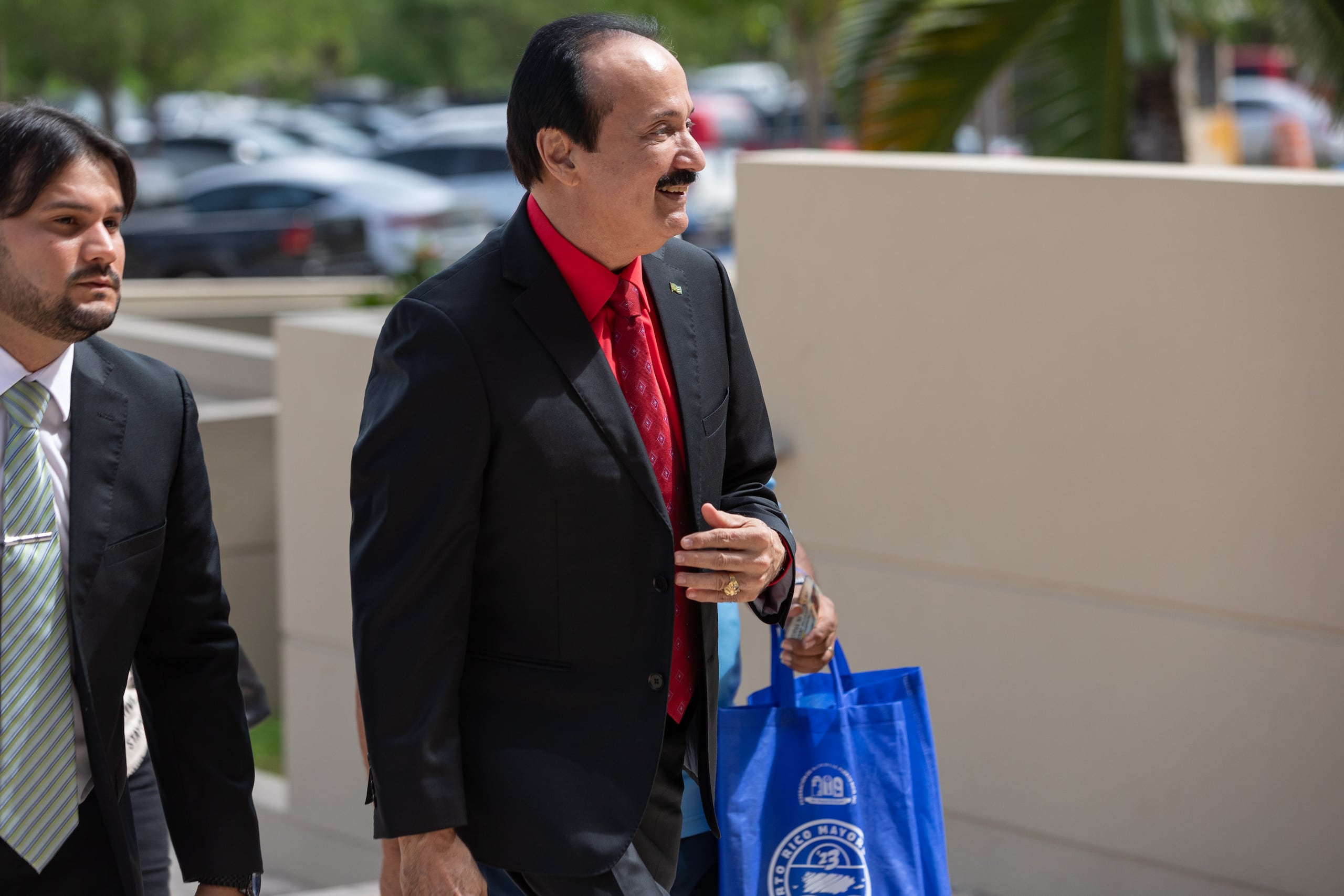El suspendido alcalde de Mayagüez, Jose Guillermo Rodriguez, hace entrada al tribunal.