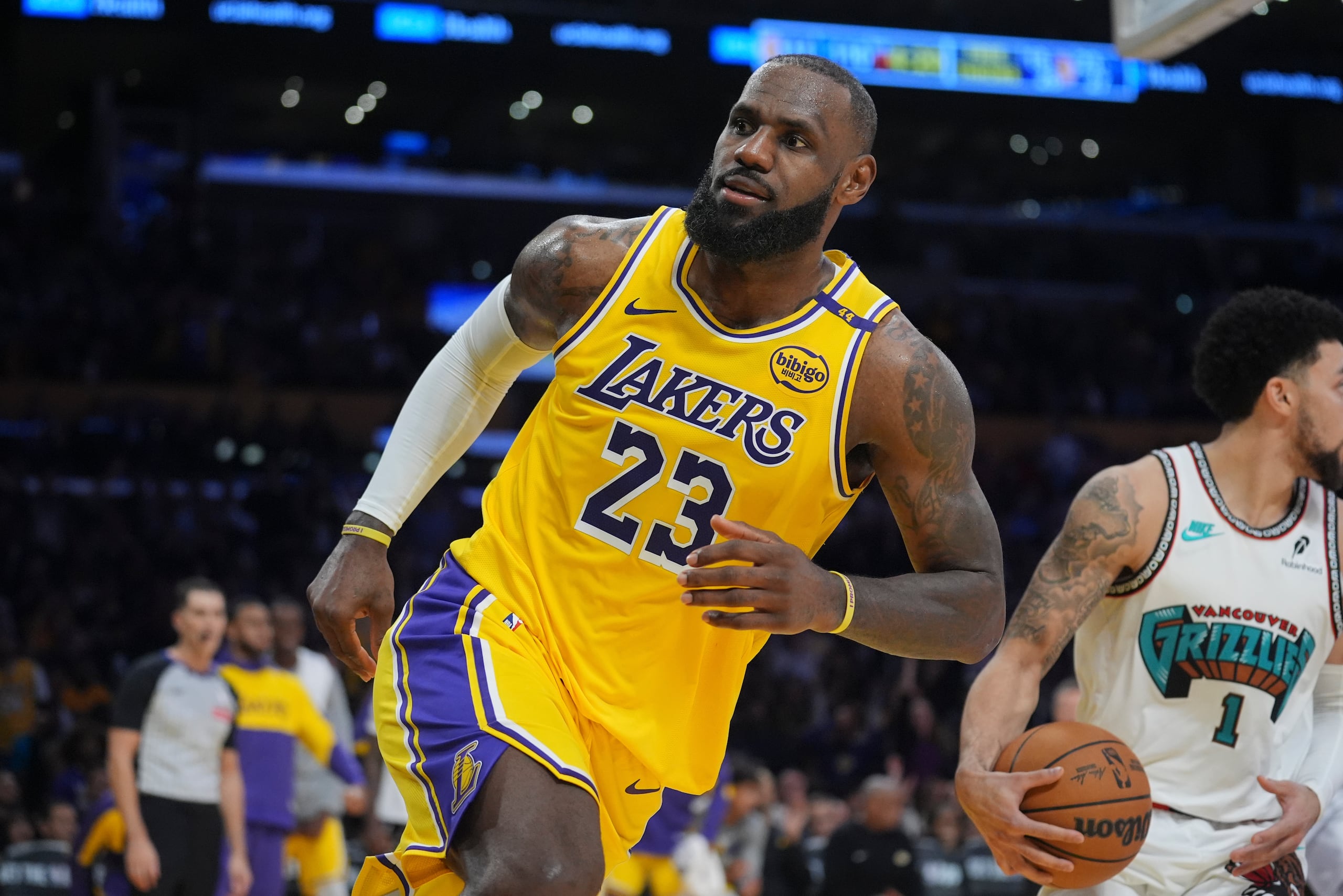 LeBron James después de anotar un canasto frente a los Grizzlies de Memphis.
