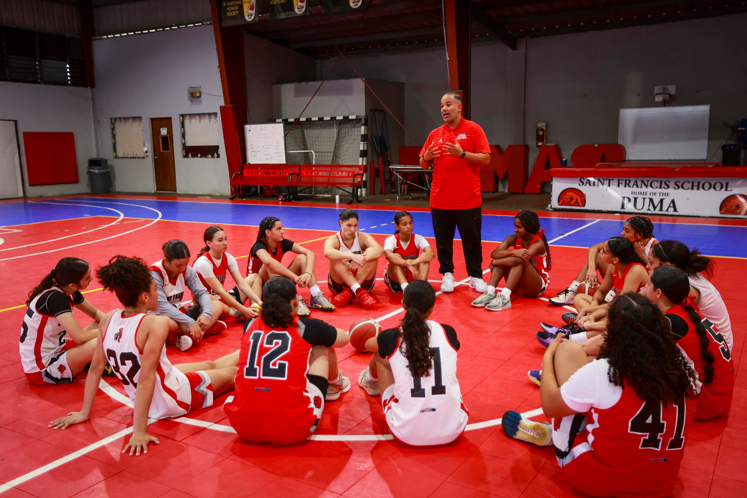 El dirigente Iván Pedroza imparte instrucciones a las Pumas de Saint Francis School durante una de sus prácticas rumbo al Top Ranked Buzzer Beater.