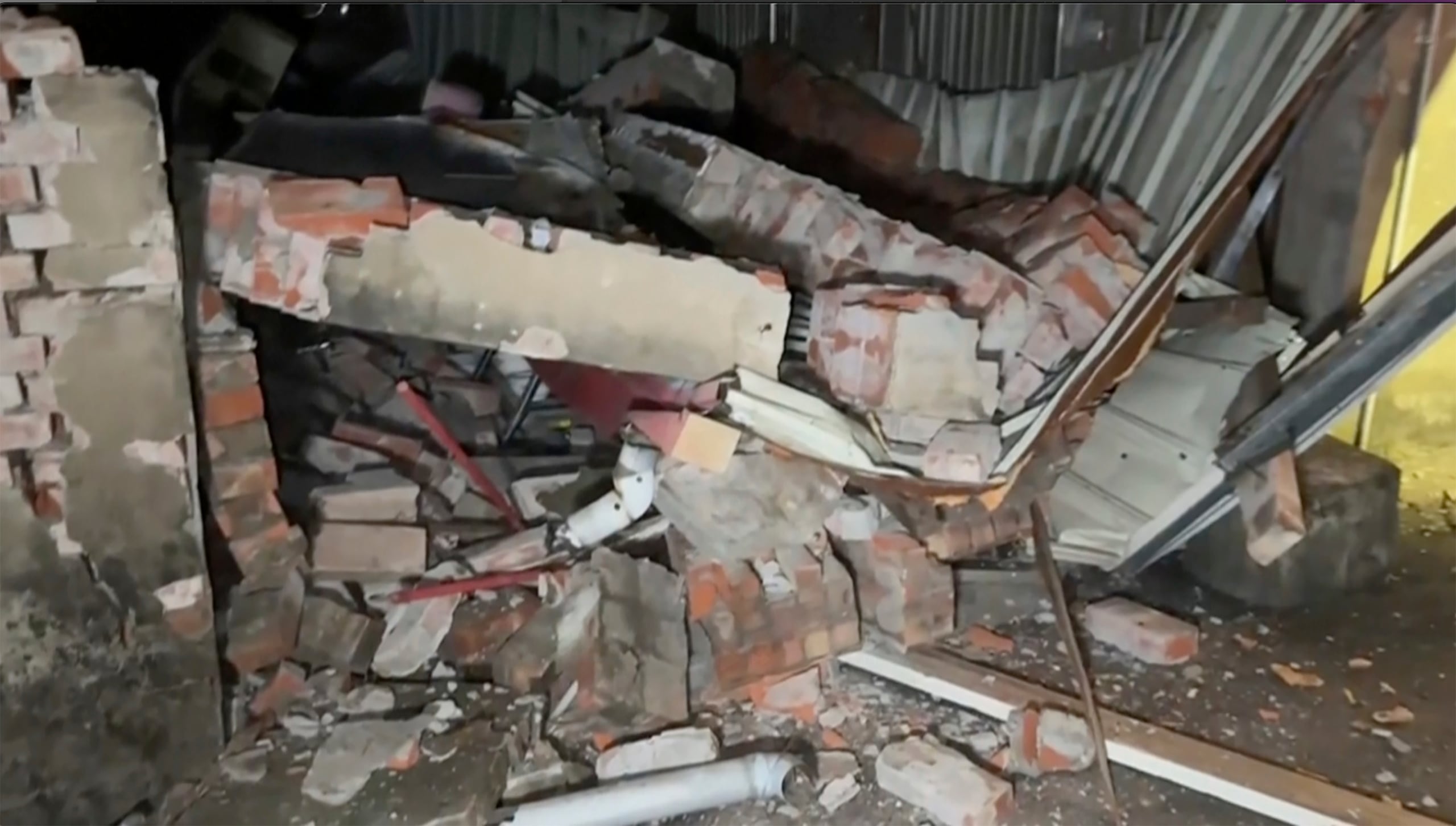 Este fotograma muestra una casa que colapsó tras un sismo en Tainan, Taiwán, el martes 21 de enero de 2025. (TVBS via AP)