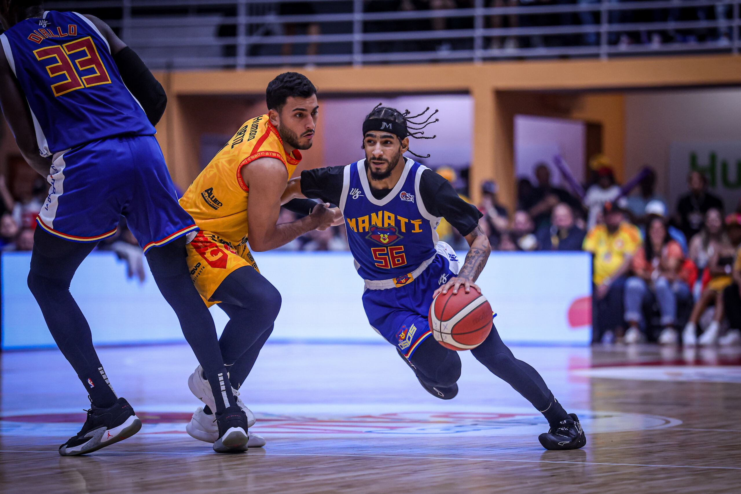Jhivvan Jackson anotó seis de los 18 triples de los Osos de Manatí en el primer juego de las semifinales del BSN.