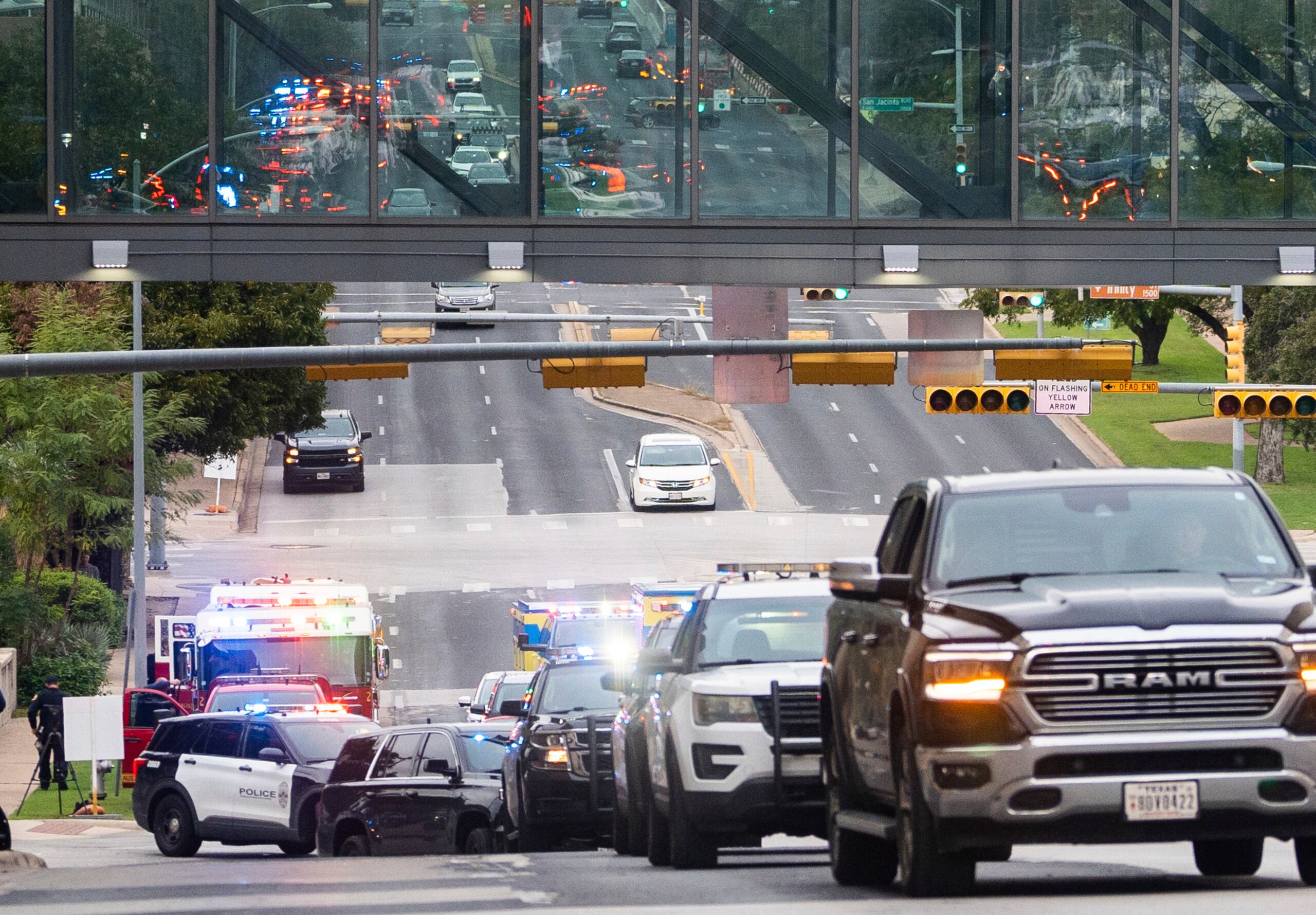 Un segundo oficial resultó herido y recibe atención médica en el hospital Dell Seton Medical Center de Austin.