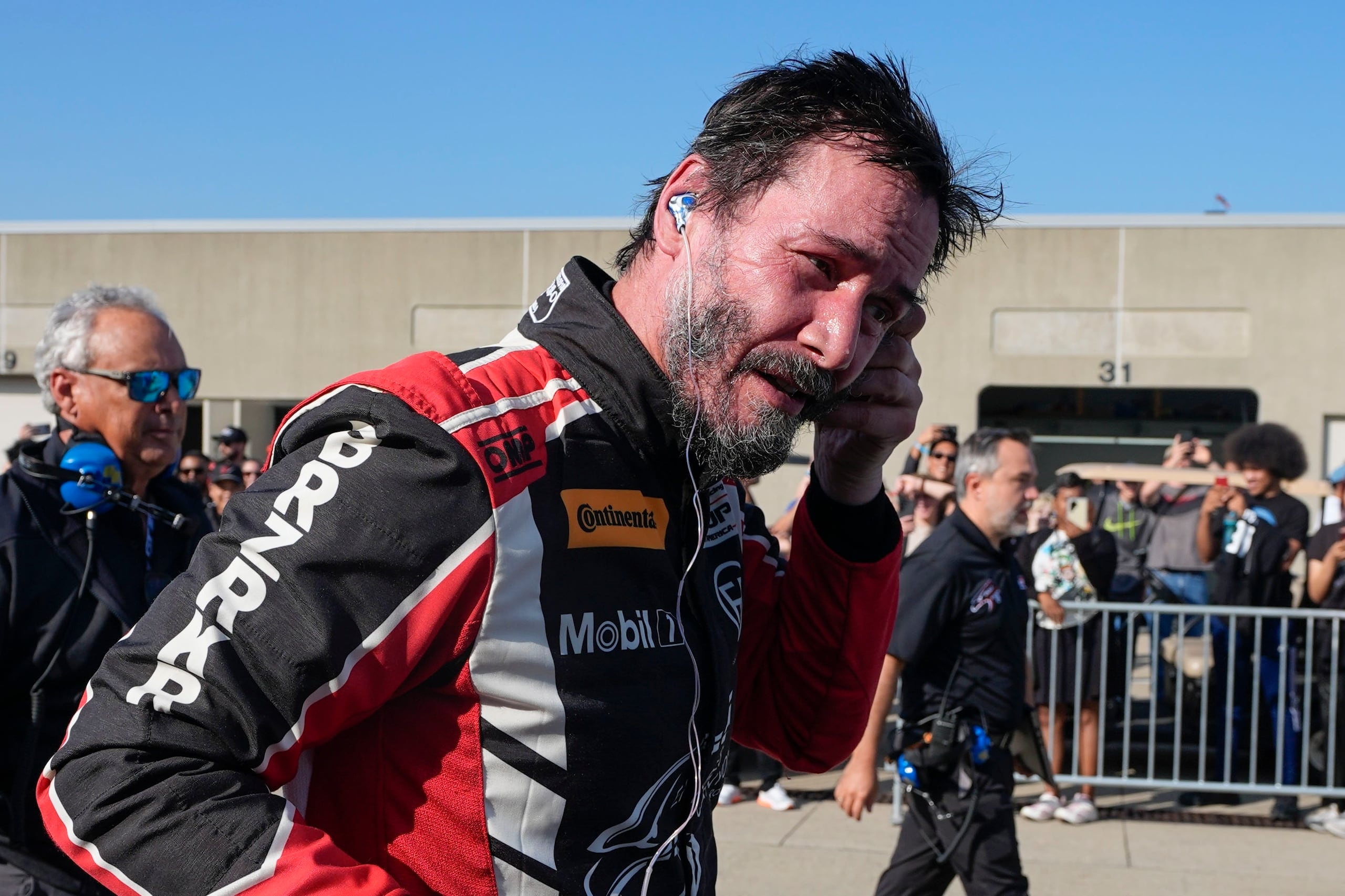 Keanu Reeves conduce durante la carrera automovilística de la GR Cup Series en el Indianapolis Motor Speedway, el sábado 5 de octubre de 2024, en Indianápolis.