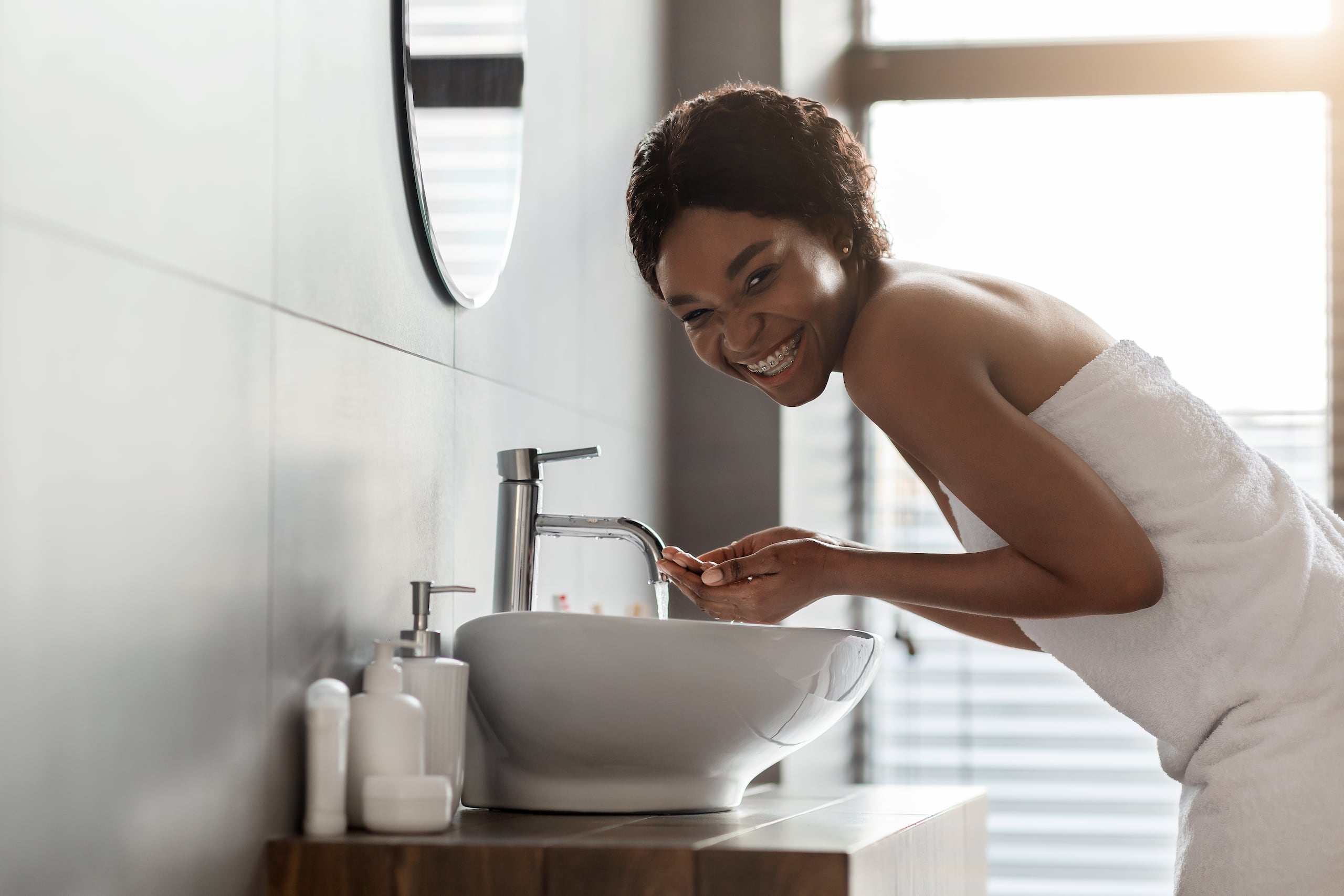 Este estímulo lleva el sistema nervioso de un estado de baja activación a uno más alerta y funcional.