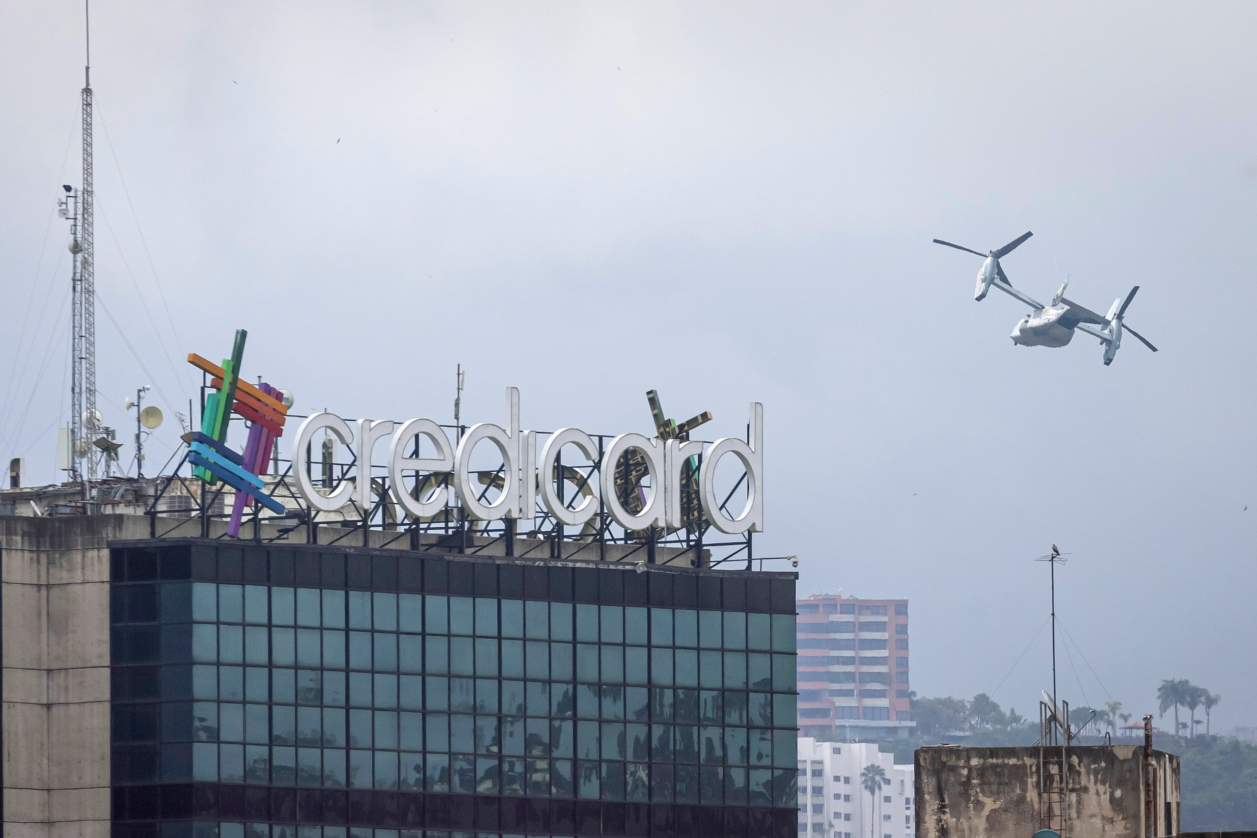 Videos e imágenes compartidos en redes sociales mostraron a una de las unidades aéreas de doble hélice al momento de surcar el cielo de la capital como parte de los preparativos logísticos.