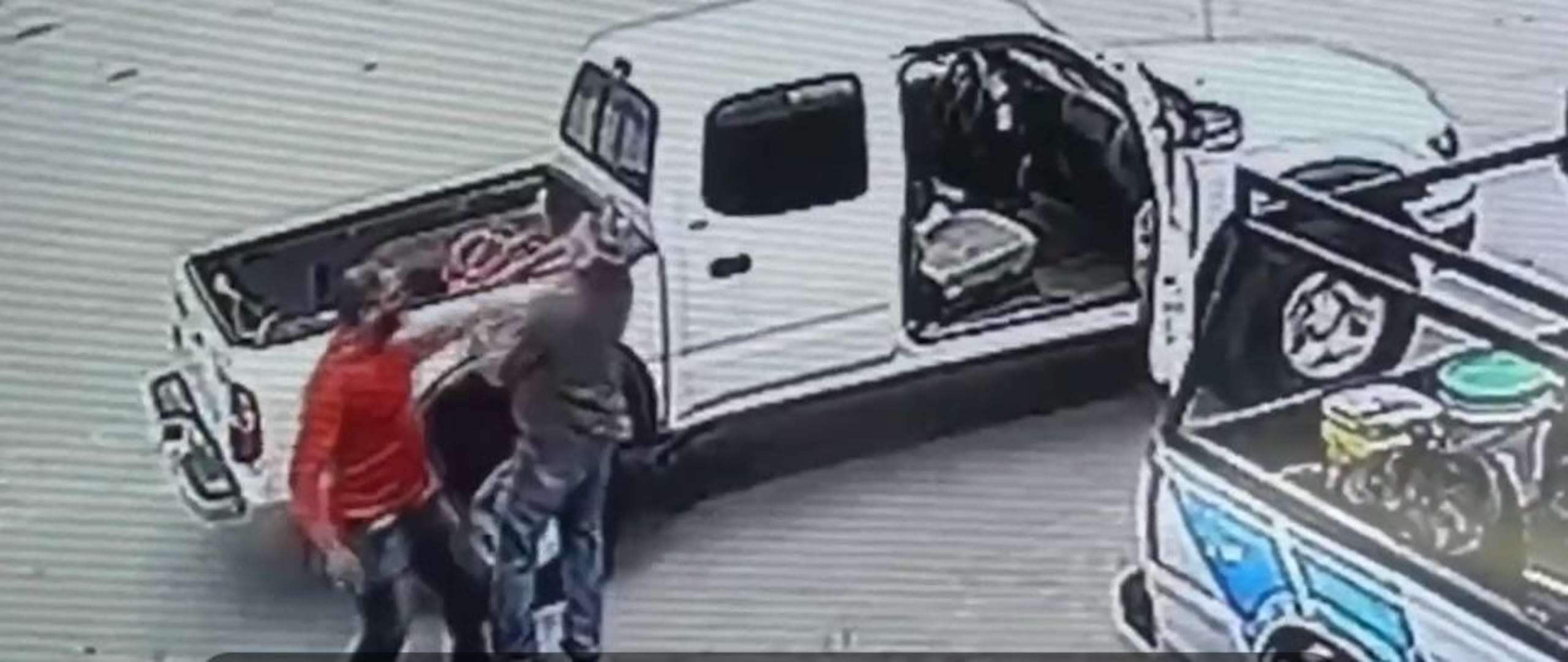 Momento en el que Emmanuel Aponte Colón agredió a su padre frente a una ferretería en Las Piedras.