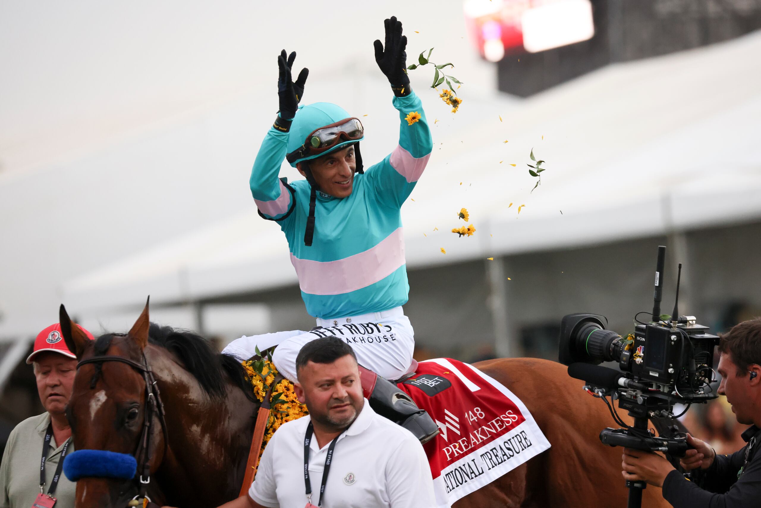 John Velázquez figura en la nominación para Momento del Año de los premios Eclipse con su conducción en la victoria de National Treasure en el Preakness.