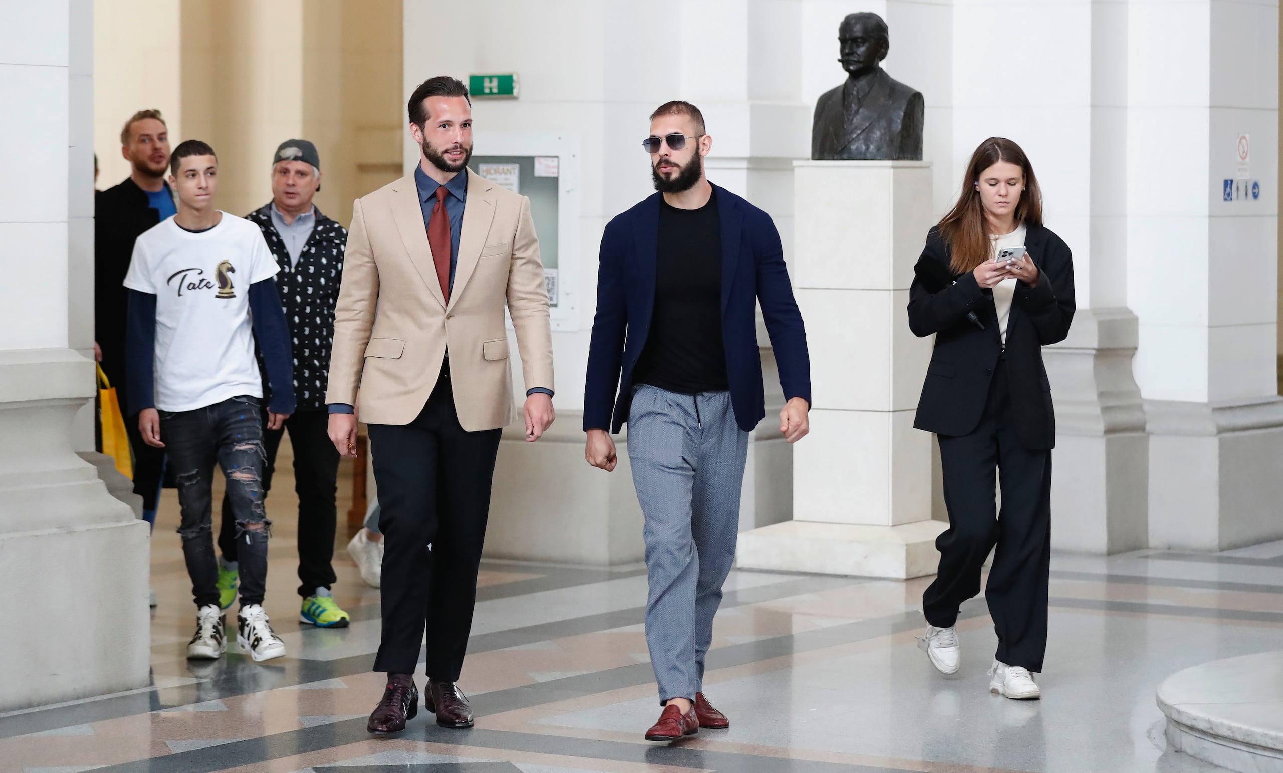 Andrew Tate (d) y su hermano Tristan (i) ante un tribunal en Budapest. EFE/EPA/ROBERT GHEMENT