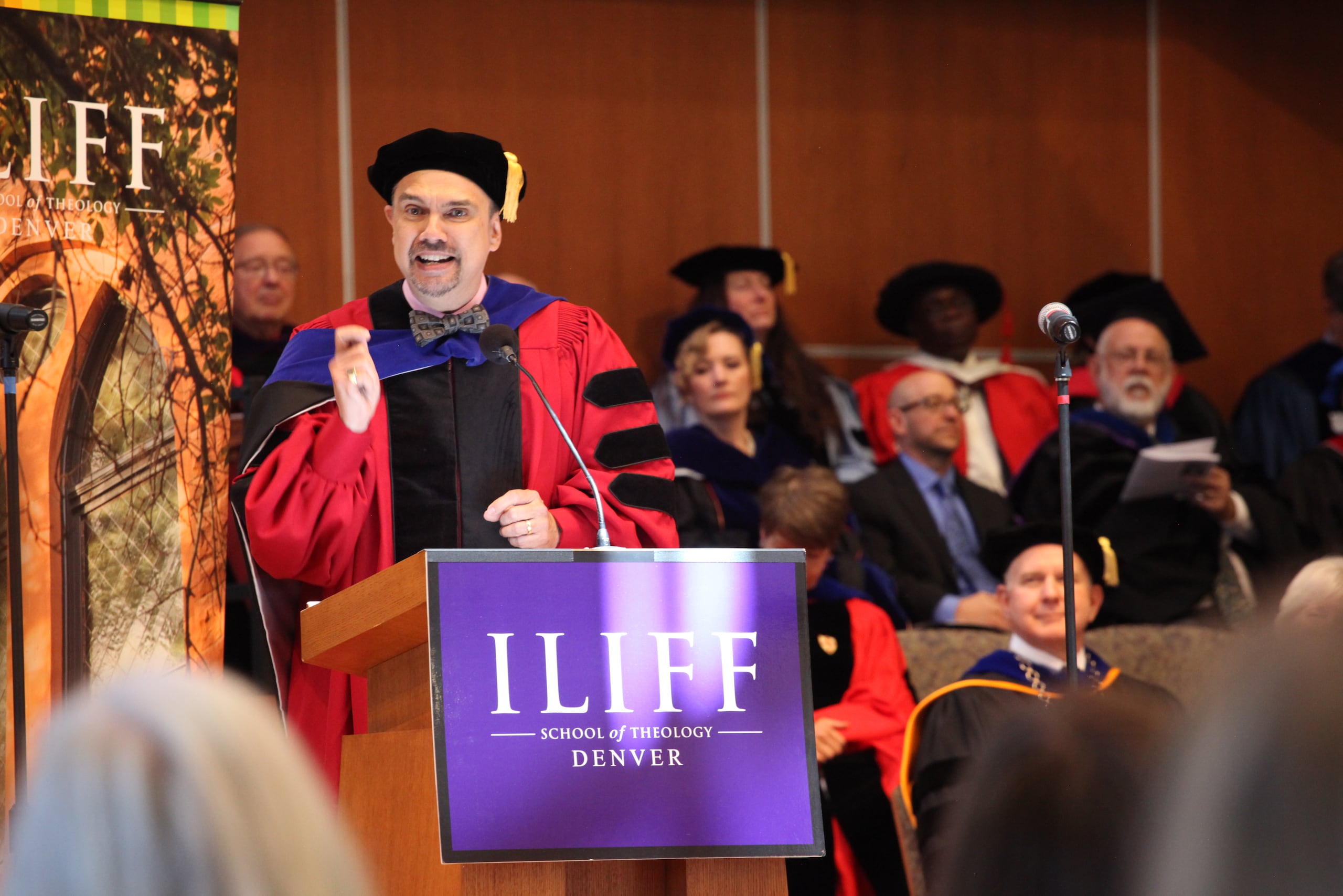 El teólogo cubanoestadounidense Miguel A. De La Torre hablando en la Escuela de Teología Iliff en Denver (EFE/ Miguel A. de La Torre)