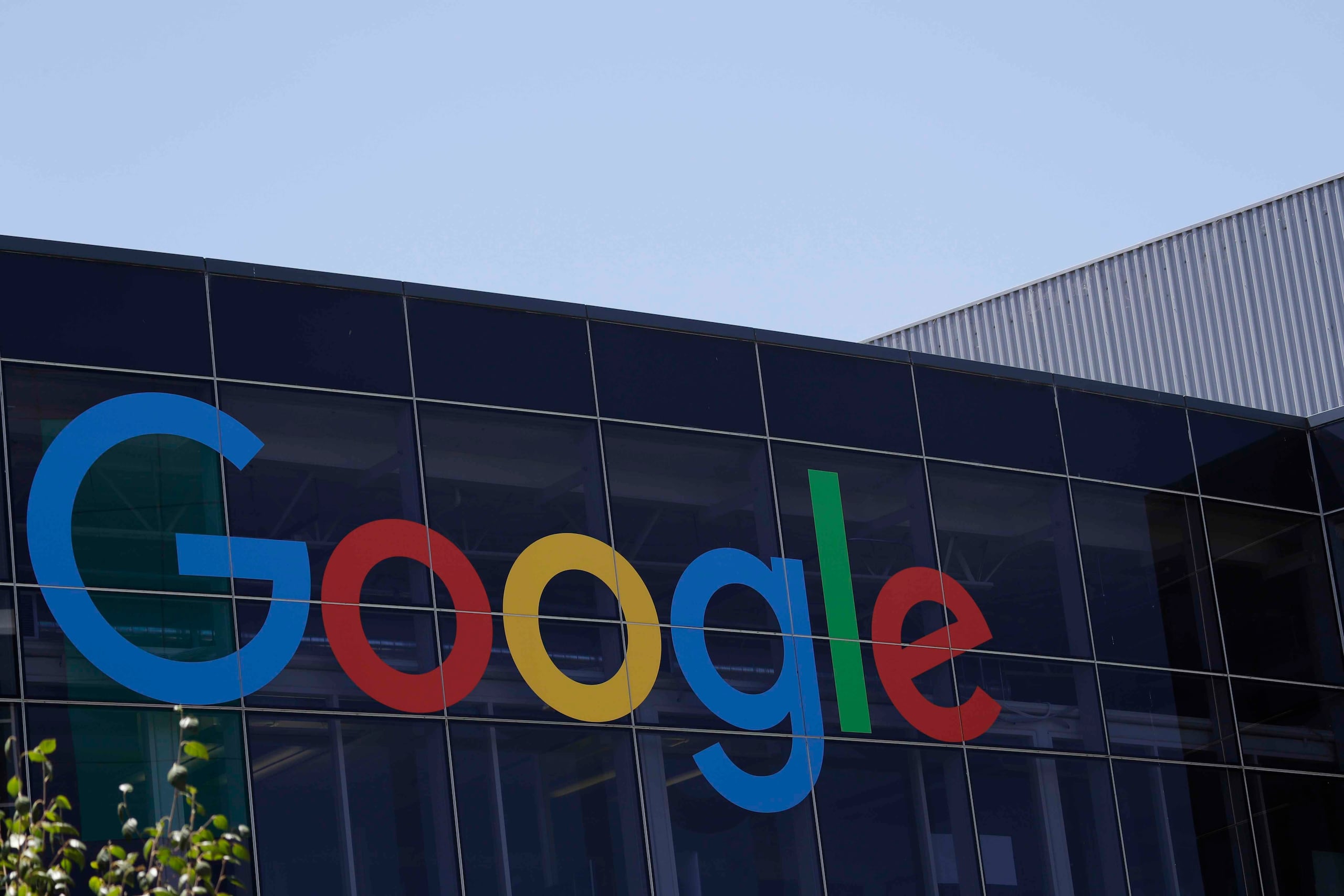 Google es dueña de Chrome (buscador de internet), Android (teléfonos), YouTube (videos) y Maps (mapas). (AP)