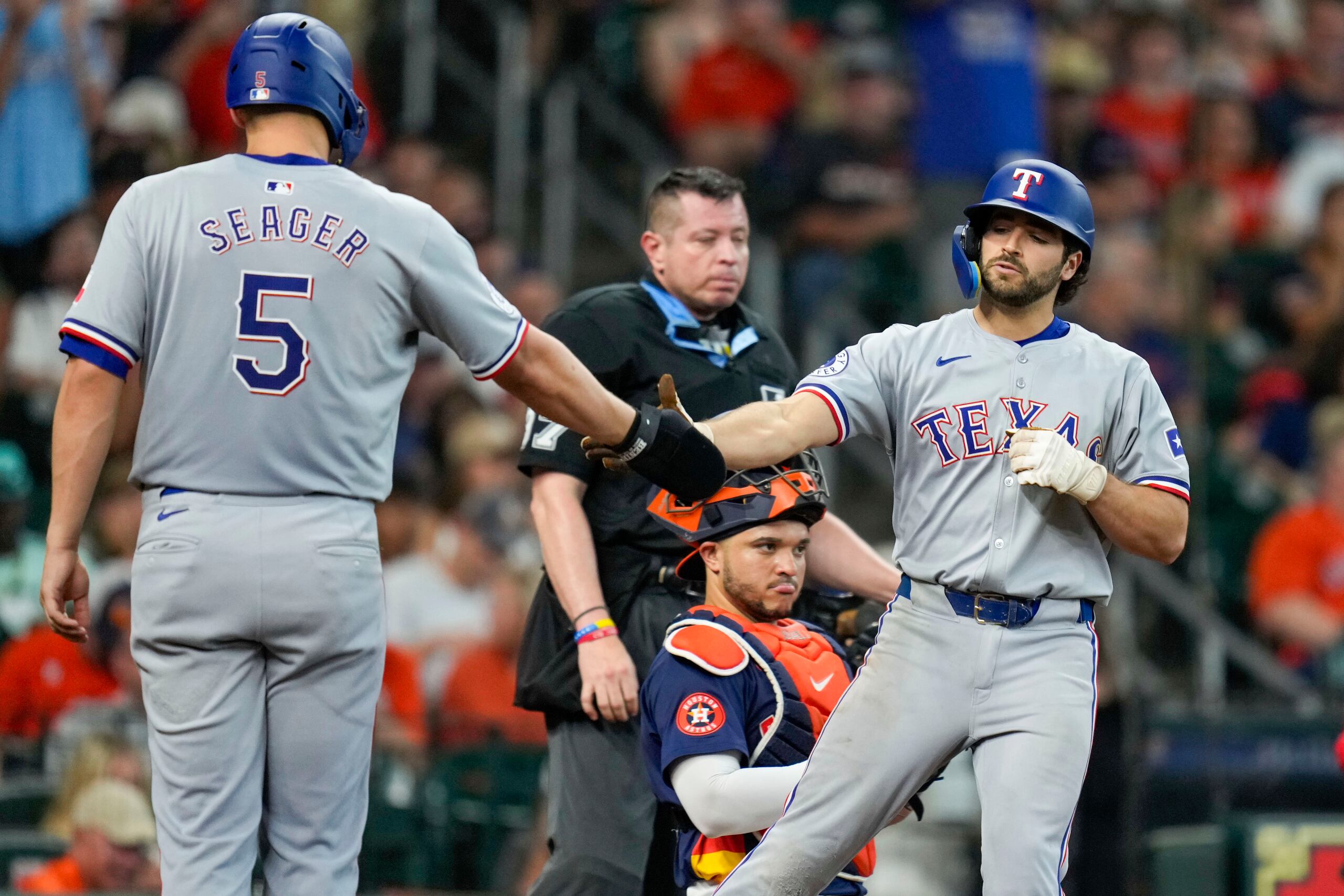 Josh Smith de los Rangers de Texas celebra con Corey Seager tras batear un jonrón de dos carreras en la octava entrada ante los Astros de Houston.