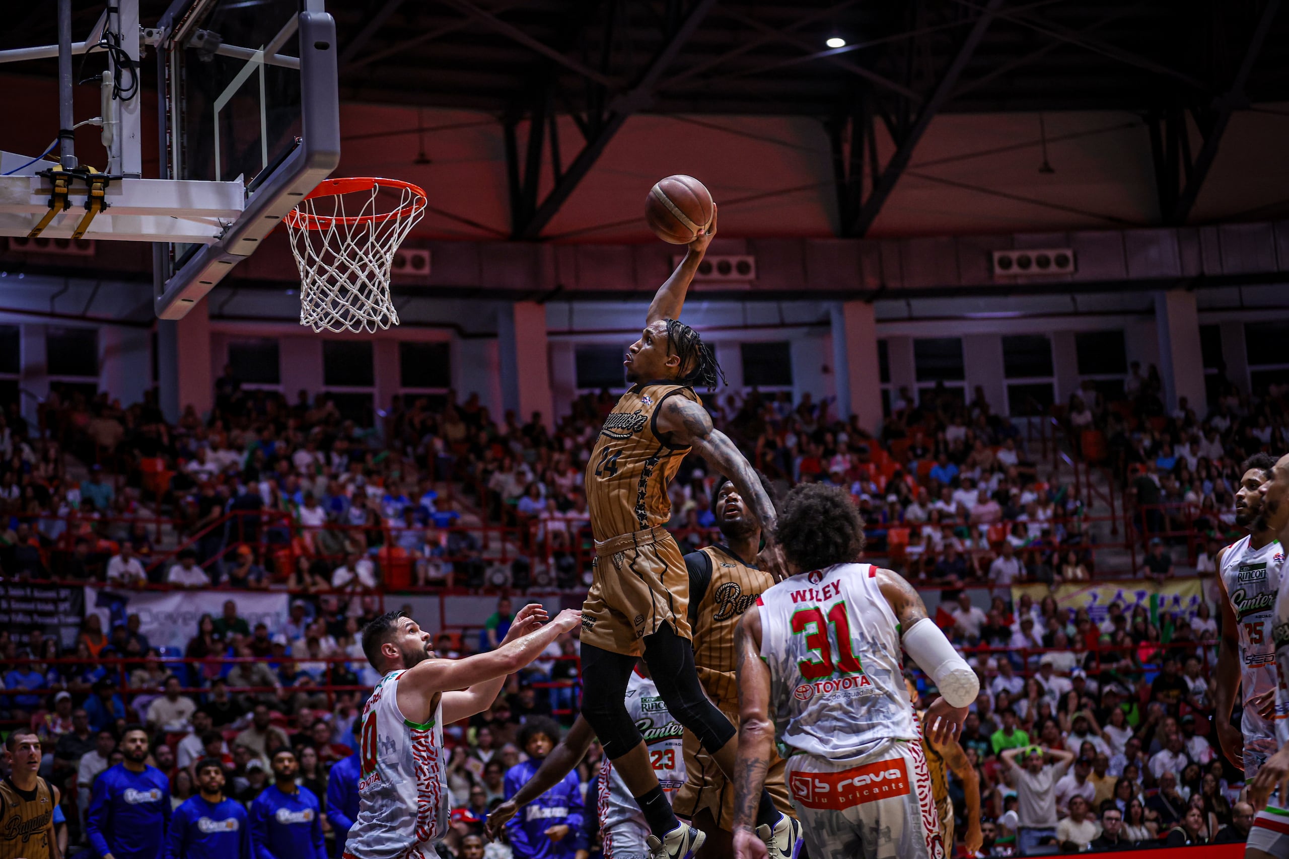 Jassel Pérez toma vuelo para donquear el balón en el segundo juego de la final del BSN entre los Vaqueros de Bayamón y los Santeros de Aguada.