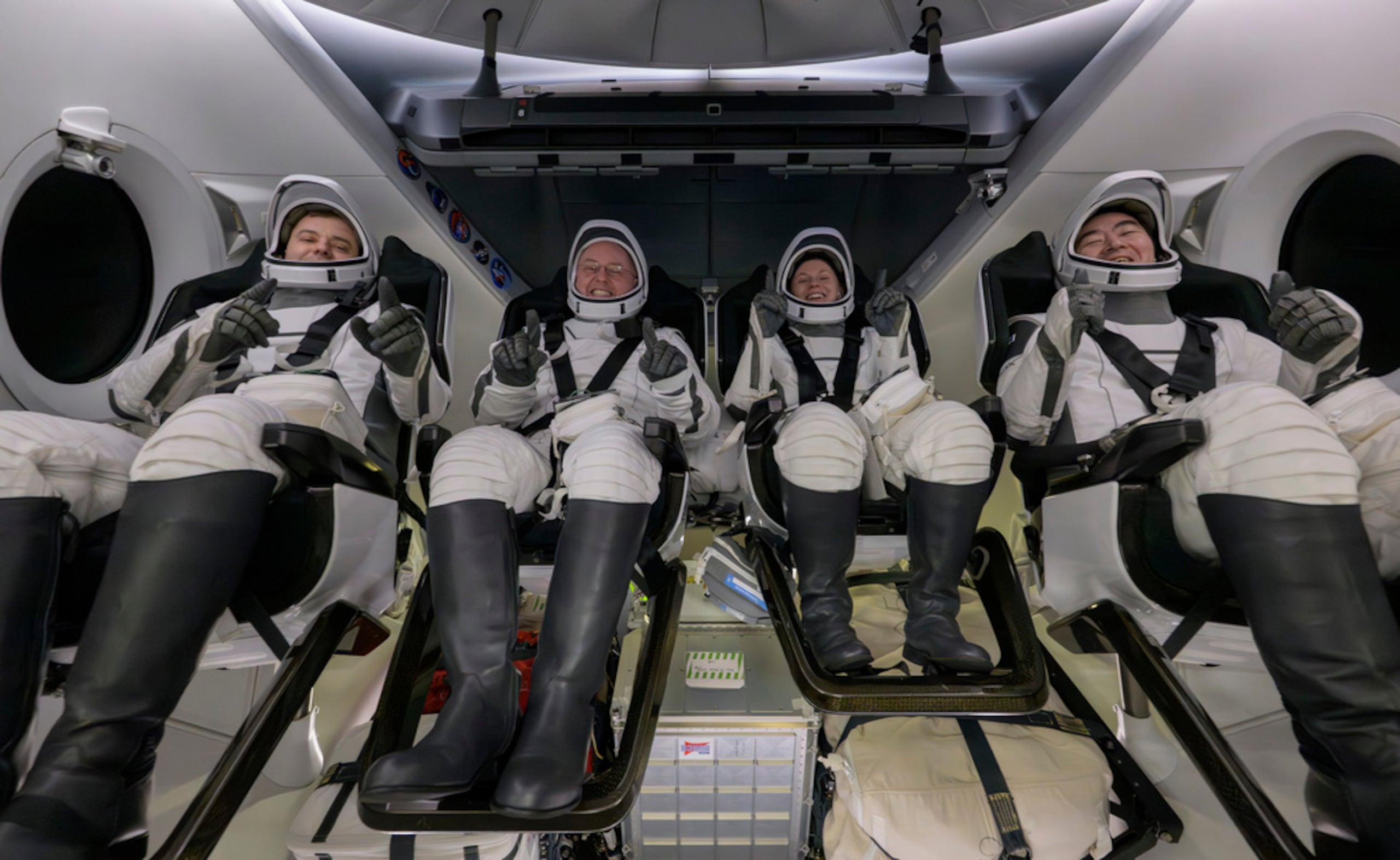 Oleg Platonov, Mike Fincke, Zena Cardman y Kimiya Yui dentro de la nave SpaceX Dragon Endeavour a bordo del barco de recuperación SpaceX SHANNON, poco después de haber aterrizado en el océano Pacífico frente a la costa de Long Beach, California, el 15 de enero de 2026.