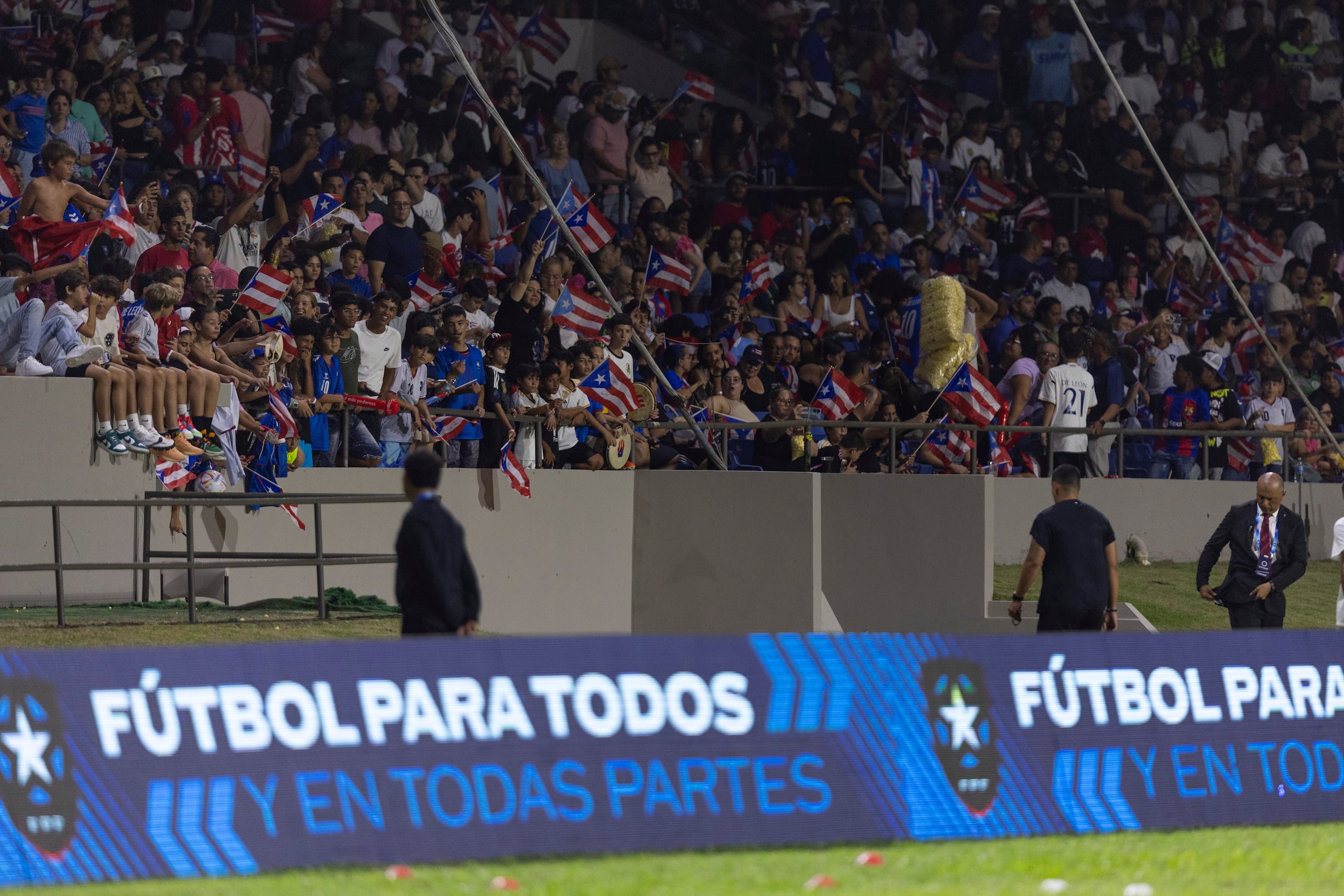 La fanaticada boricua alentando a la Selección Nacional de fútbol masculino en el Estadio Juan Ramón Loubriel, en Bayamón, durante el partido contra Anguila.