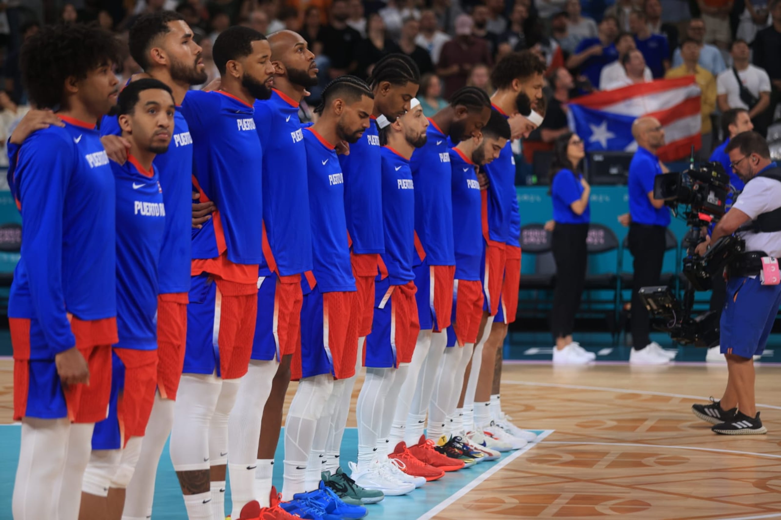 La Selección Nacional masculina de baloncesto antes del juego de Sudán del Sur.