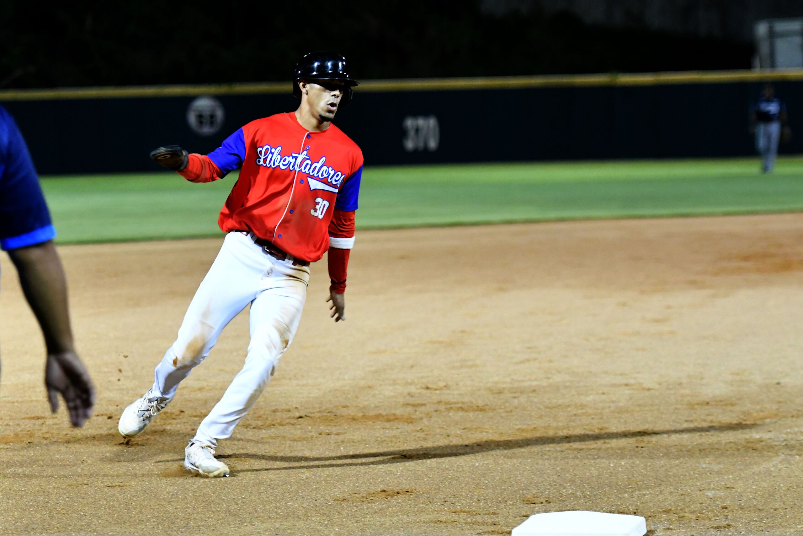 Los Libertadores dominaron 9-4 a los Tiburones de Aguadilla para escalar al segundo puesto de la sección Noroeste.