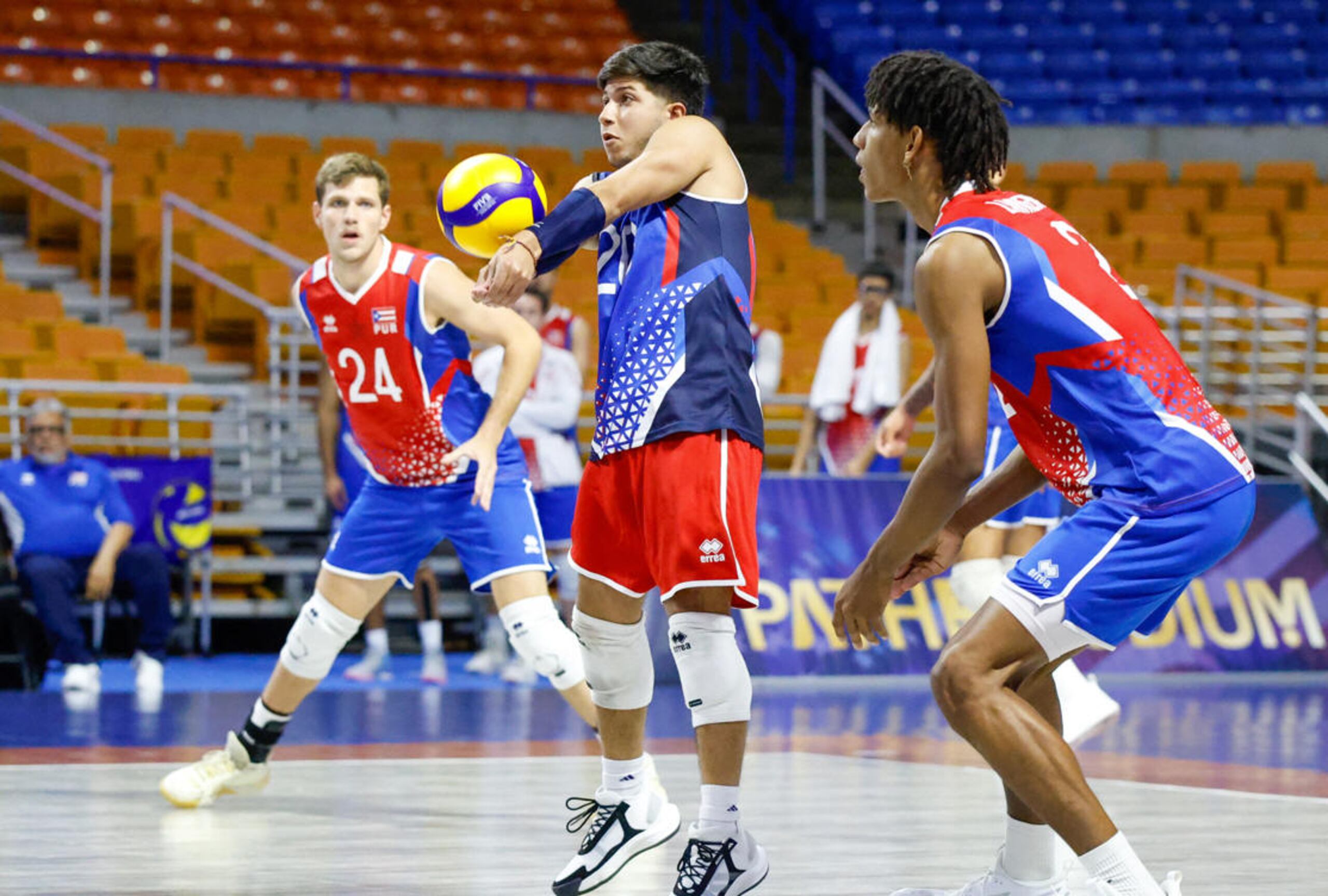 El Equipo Nacional de voleibol masculino durante su último partido de la fase de grupos en el Campeonato Norceca.