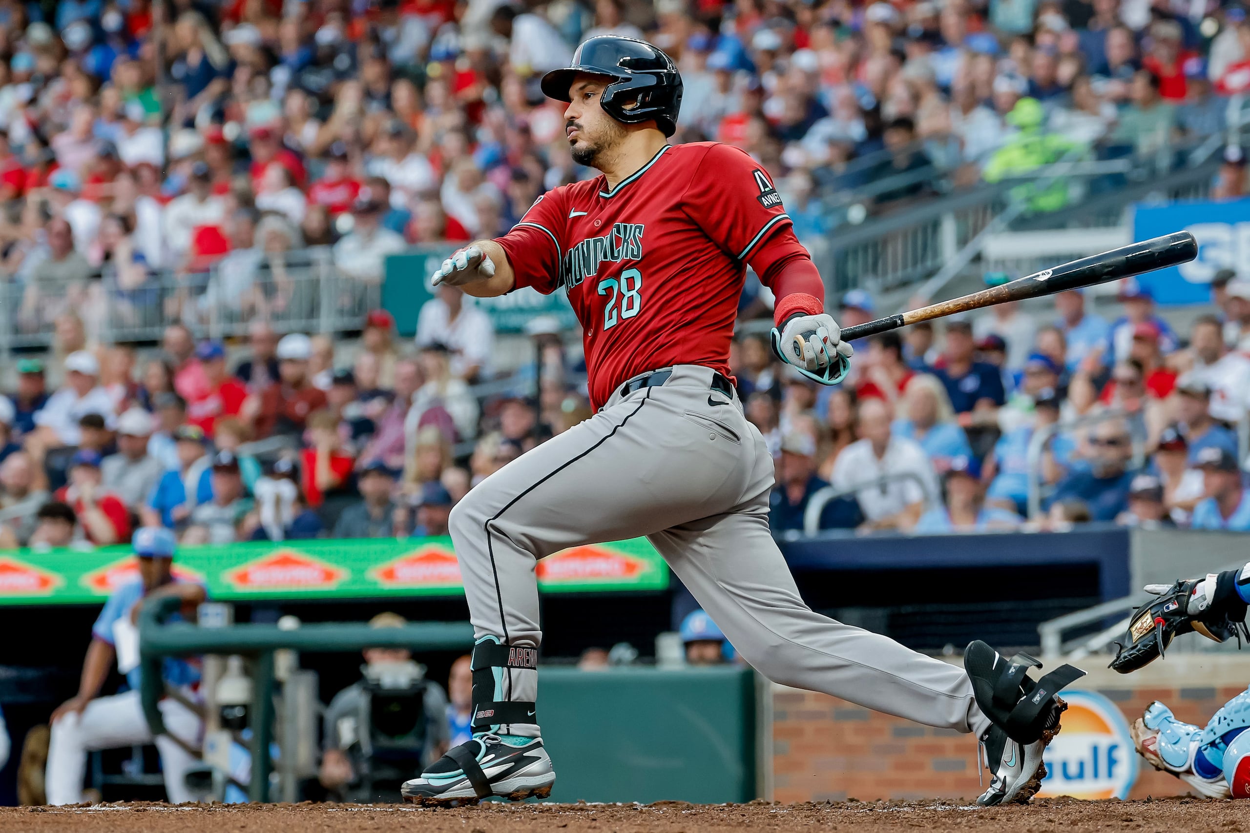 El tercera base de Arizona, Nolan Arenado (28).
