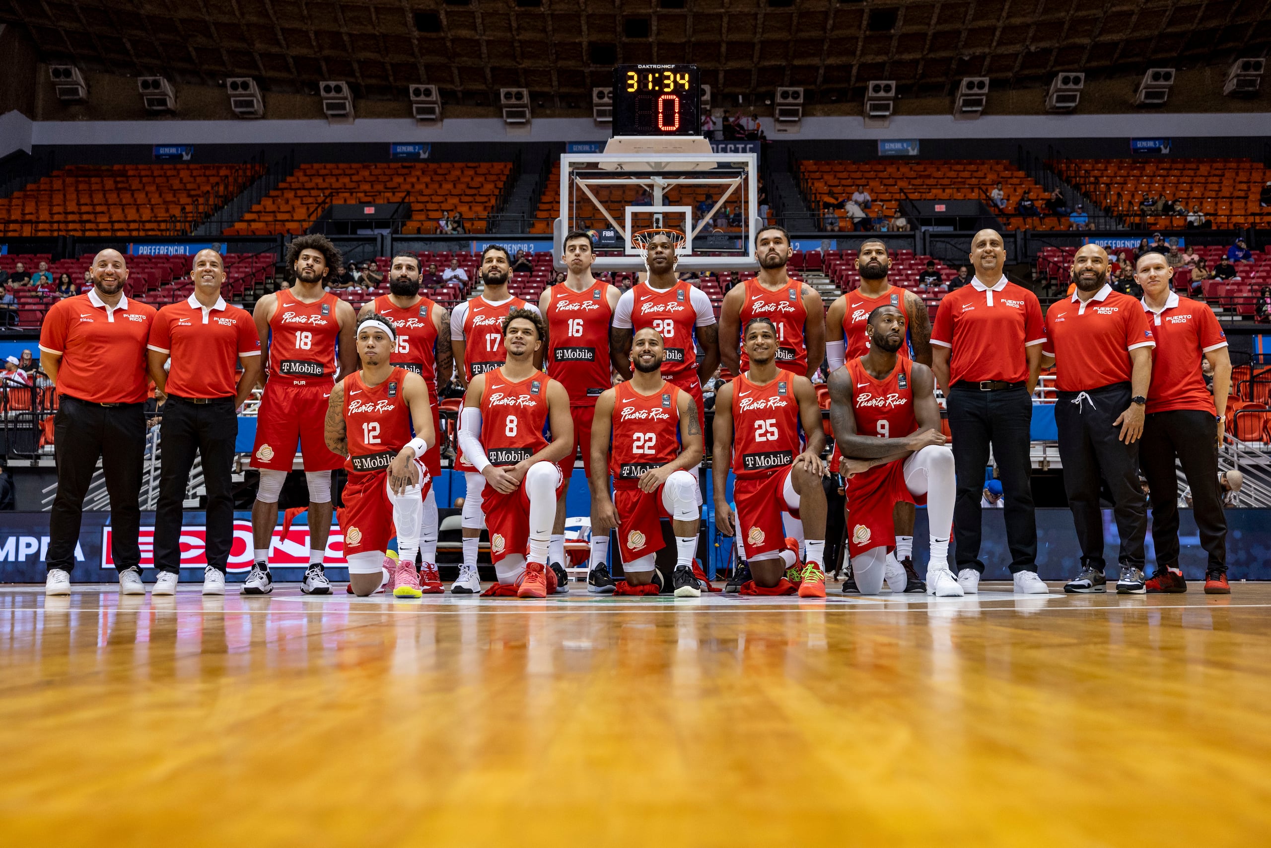 El Equipo Nacional de Puerto Rico previo a su juego contra Bahamas en el Coliseo Roberto Clemente el 22 de febrero.