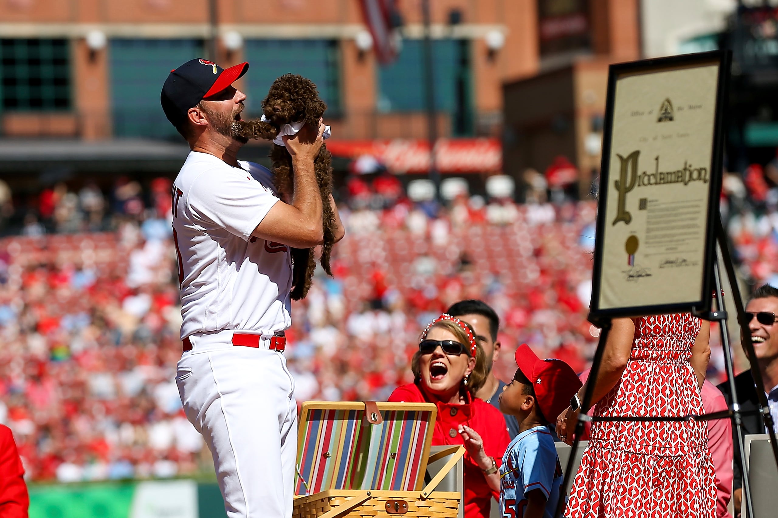 Los Cardinals se encargaron de regalarle a Adam Wainwright el cachorro que tanto le han pedido sus hijos.