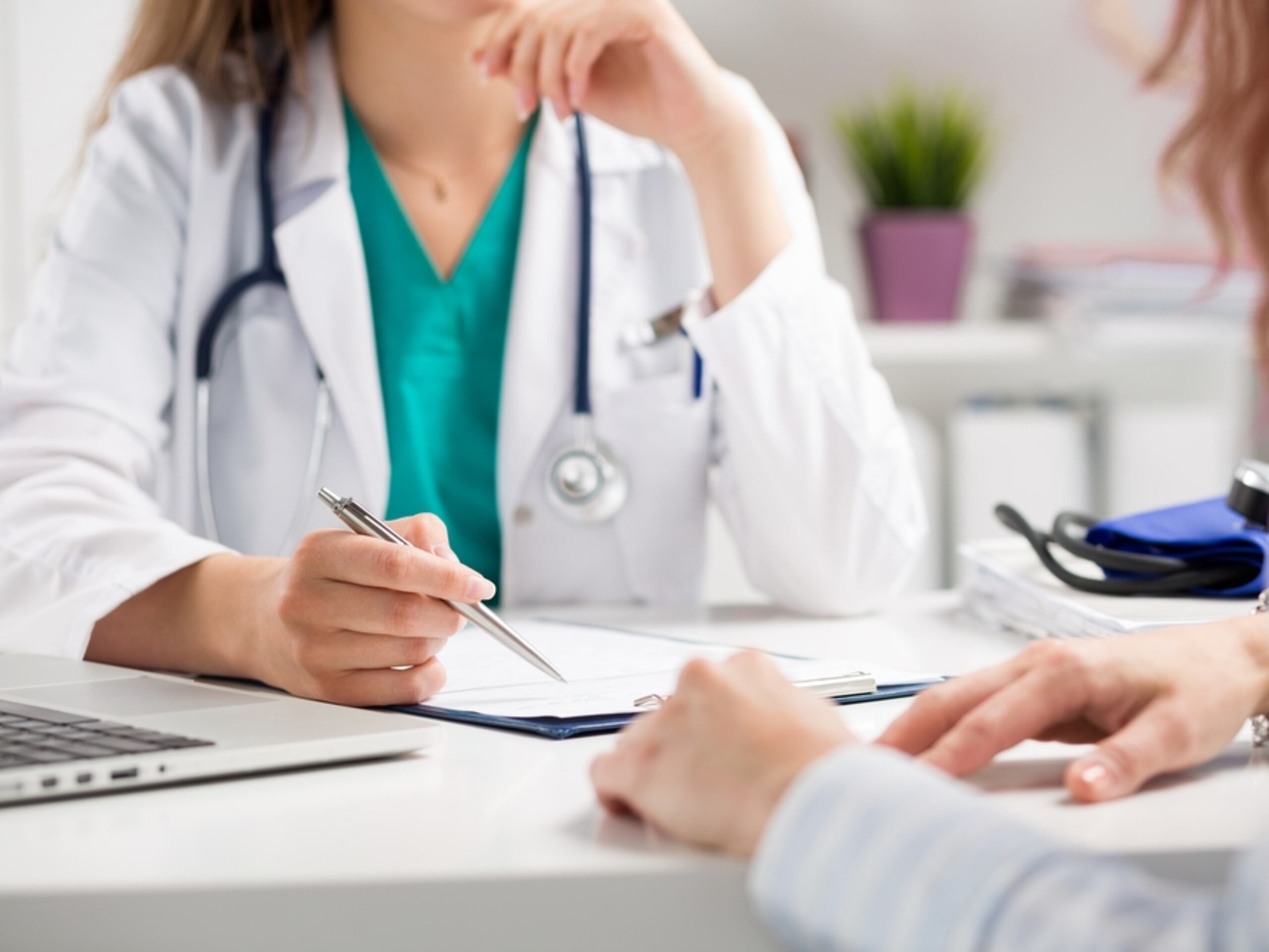 Existen varias estrategias que las mujeres pueden seguir para prevenir cualquier condición y no esperar a toparse con las enfermedades.