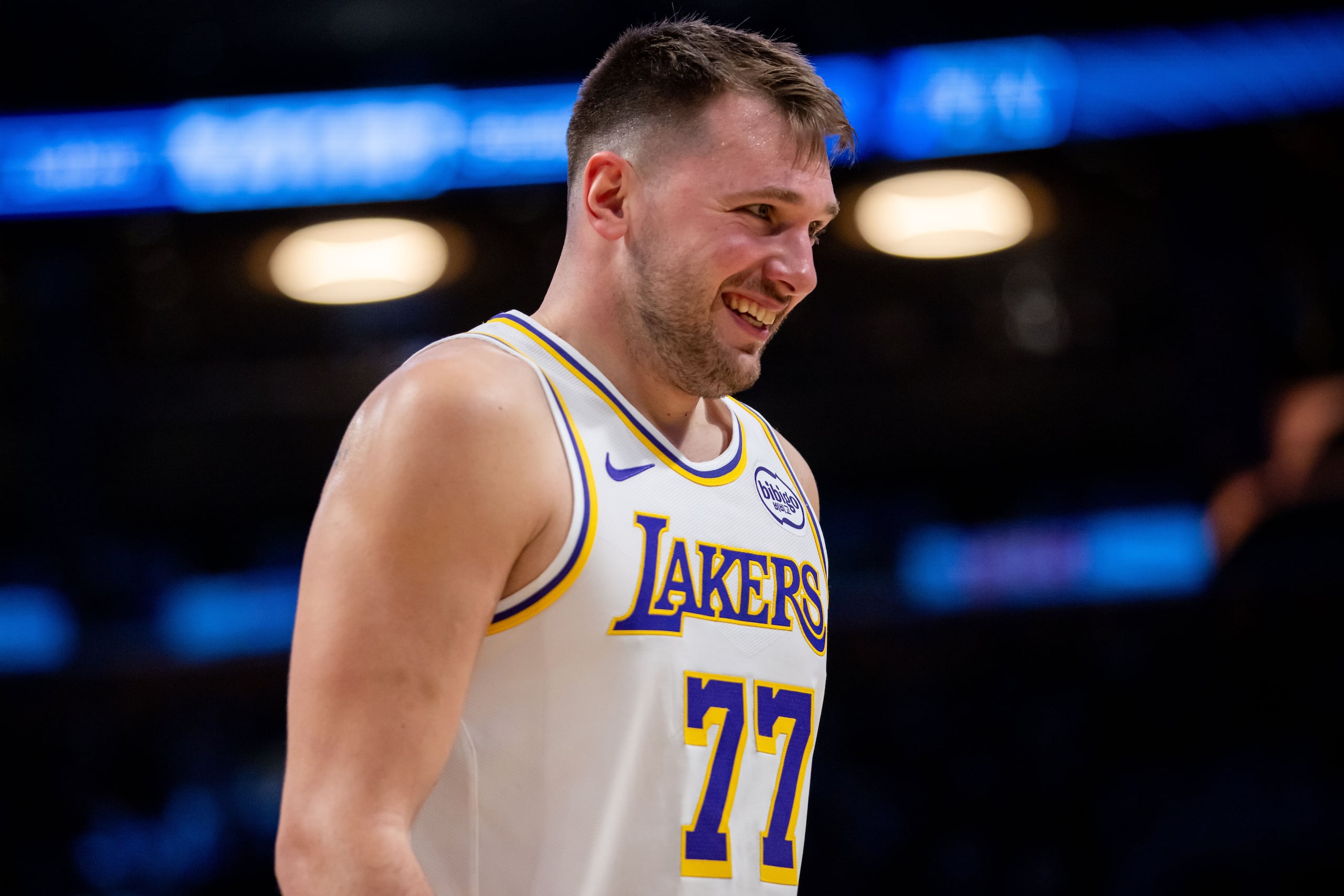 Luka Doncic, de los Lakers de Los Ángeles, sonríe durante el juego contra los Grizzlies de Memphis.
