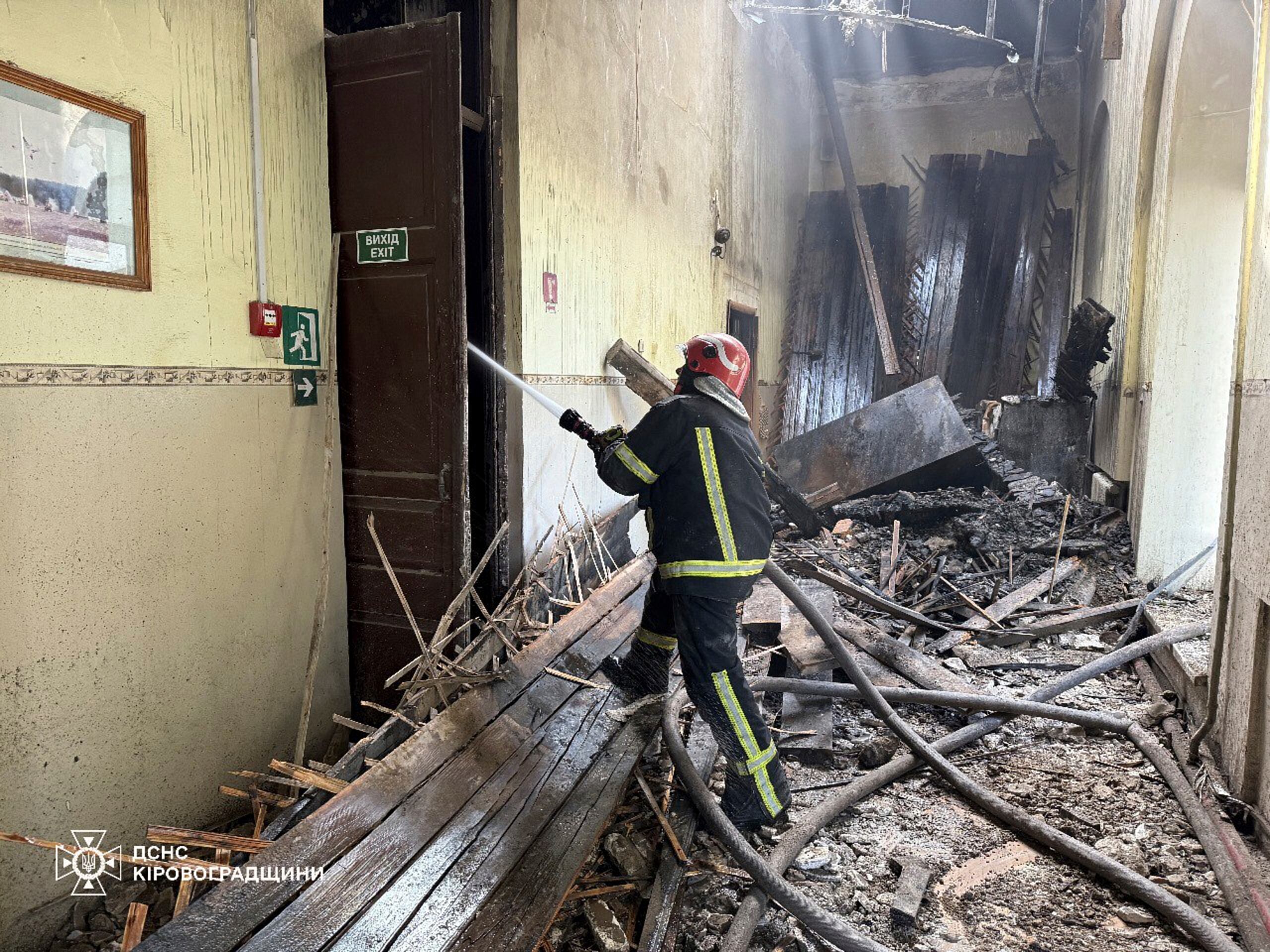 En esta imagen proporcionada por el Servicio Ucraniano de Emergencias, los bomberos apagan un incendio en una escuela de bomberos tras un ataque aéreo ruso en Kropyvnytskyi, Ucrania, el lunes 28 de julio de 2025. (Servicio Ucraniano de Emergencias via AP)